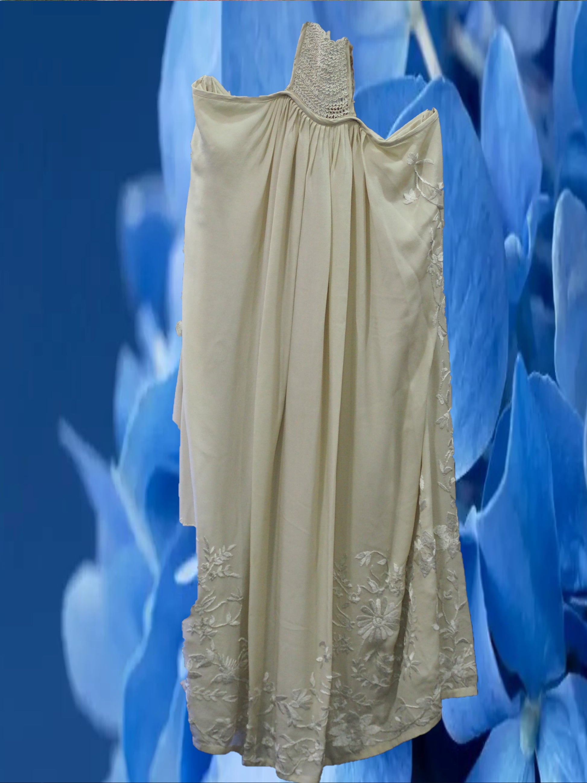 VESTIDO BEIGE CORTO VUELO CUELLO HALTER CON DETALLES BORDADOS