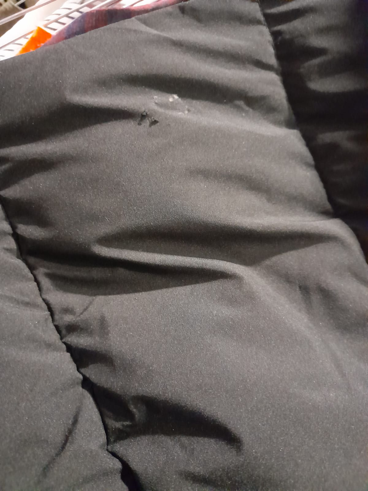 ABRIGO PLUMAS NEGRO MIDI ( TARA NO TIENE CINTURÓN Y PEQUEÑO ROTO EN CAPUCHA ) DKNY