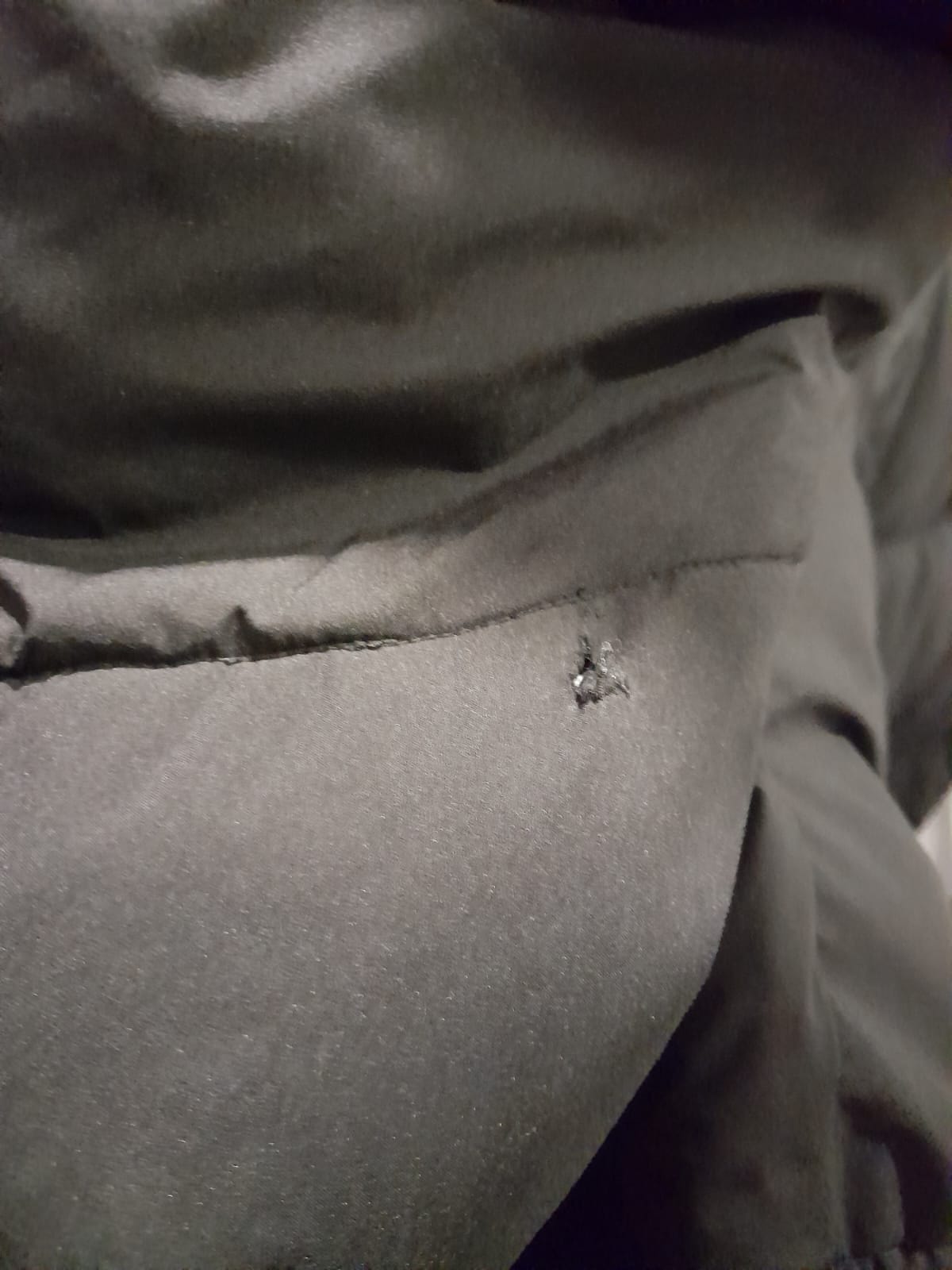 ABRIGO PLUMAS NEGRO MIDI ( TARA NO TIENE CINTURÓN Y PEQUEÑO ROTO EN CAPUCHA ) DKNY