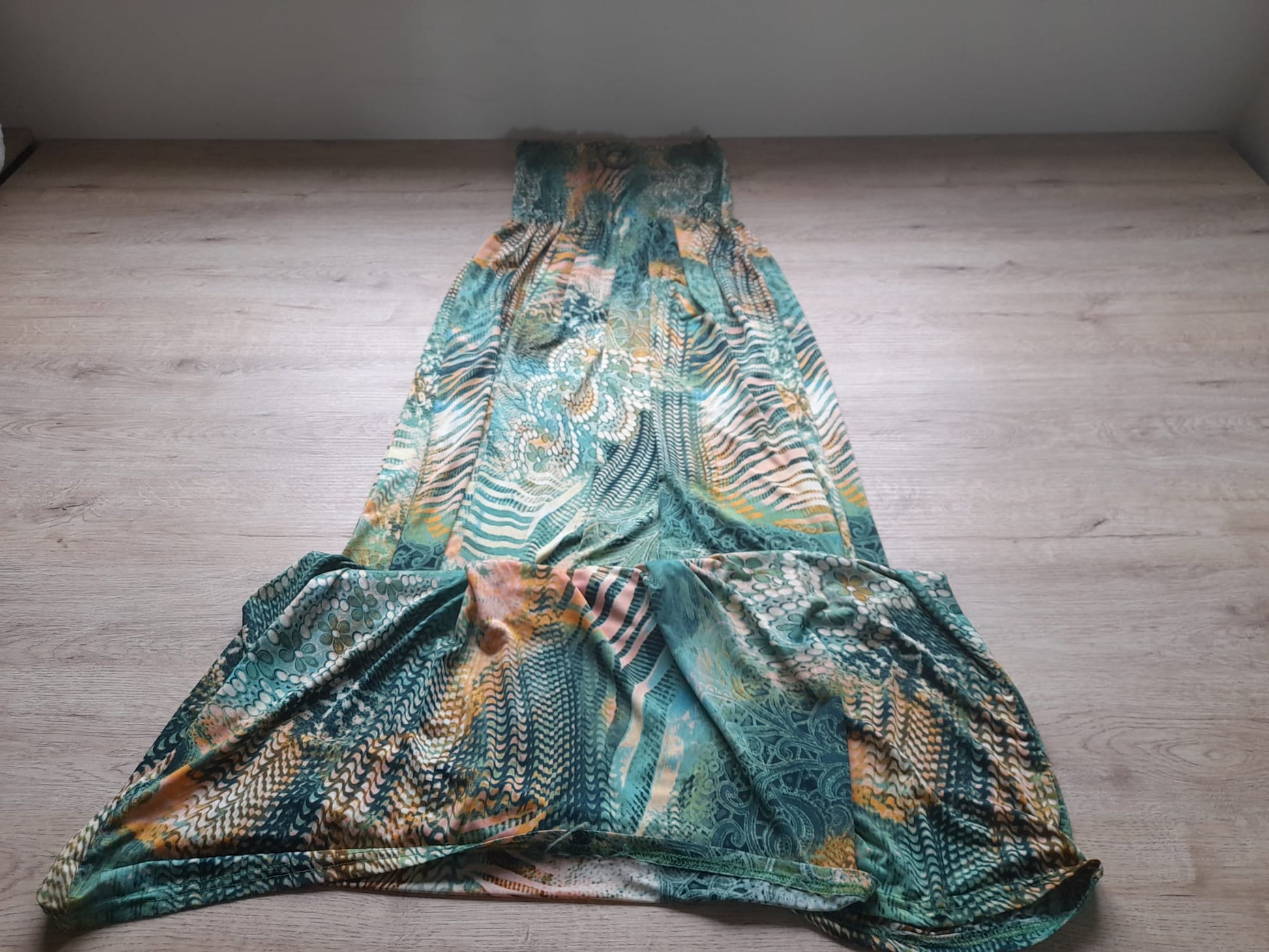 VESTIDO LARGO DE VERANO PALABRA DE HONOR, ESTAMPADO Y CON ARO DE MADERA