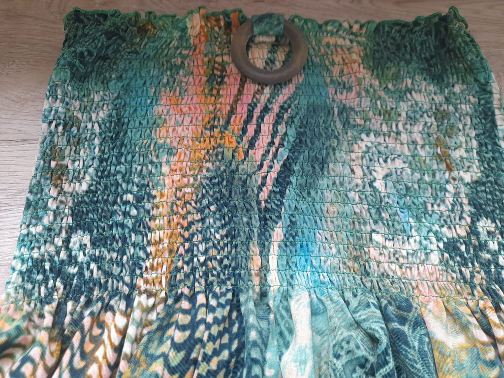 VESTIDO LARGO DE VERANO PALABRA DE HONOR, ESTAMPADO Y CON ARO DE MADERA