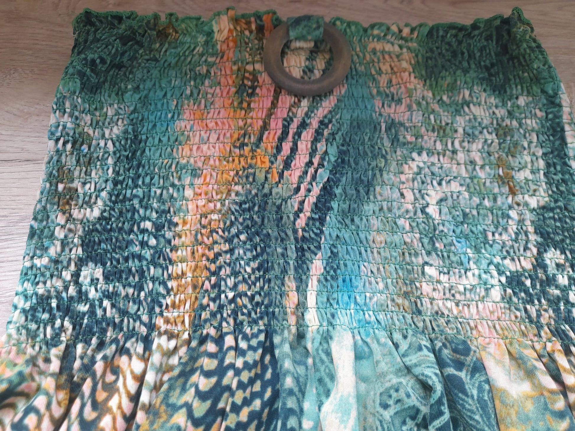 VESTIDO LARGO DE VERANO PALABRA DE HONOR, ESTAMPADO Y CON ARO DE MADERA