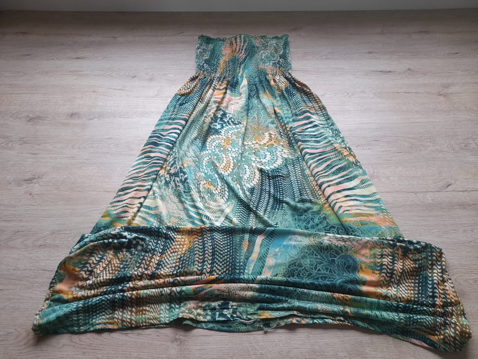 VESTIDO LARGO DE VERANO PALABRA DE HONOR, ESTAMPADO Y CON ARO DE MADERA
