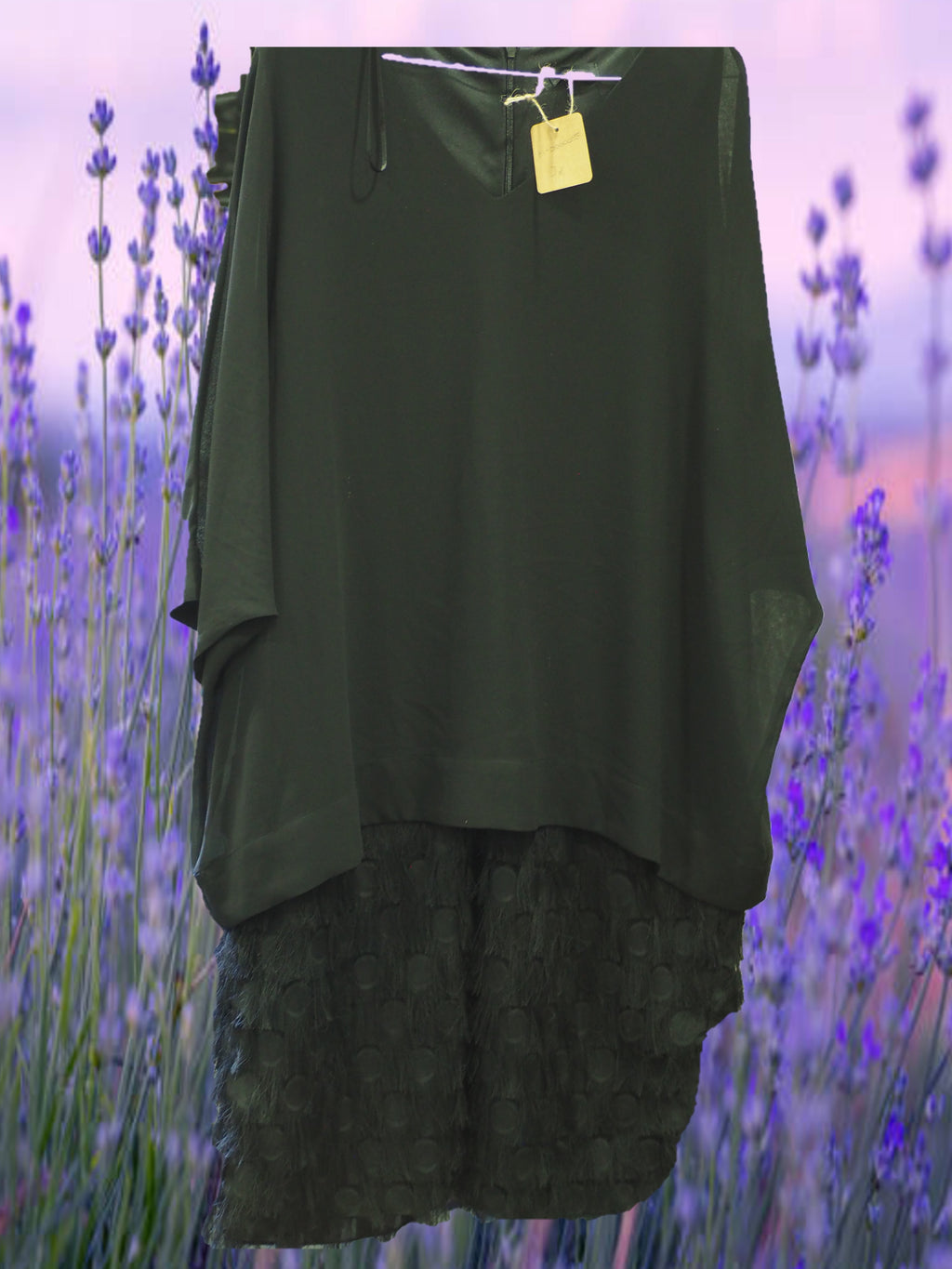 VESTIDO NEGRO CON DETALLE DE PLUMAS EN LA PARTE INFERIOR
