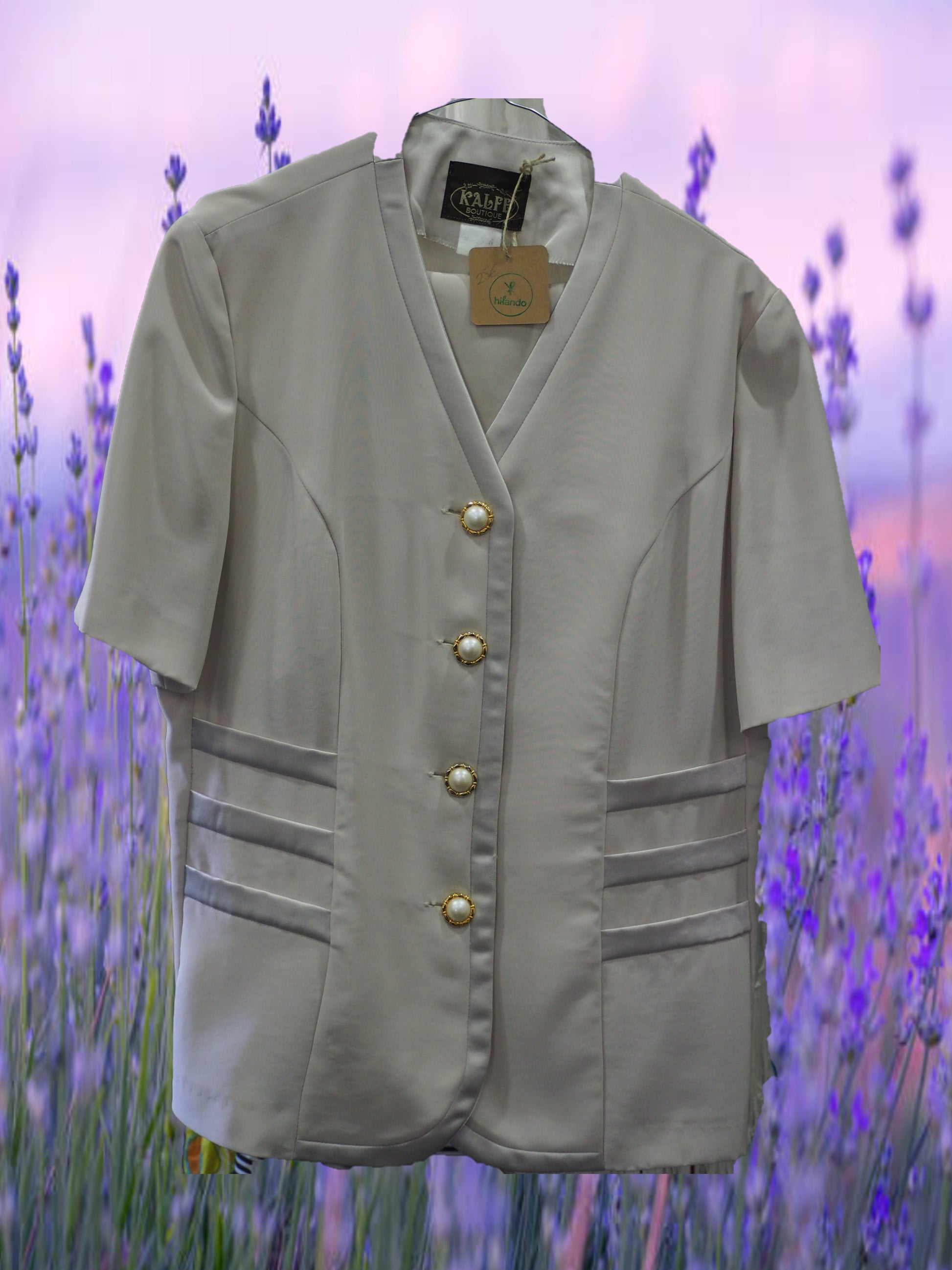 TRAJE SEÑORA CON FALDA DE COLOR BEIGE Y BOTONES DORADOS