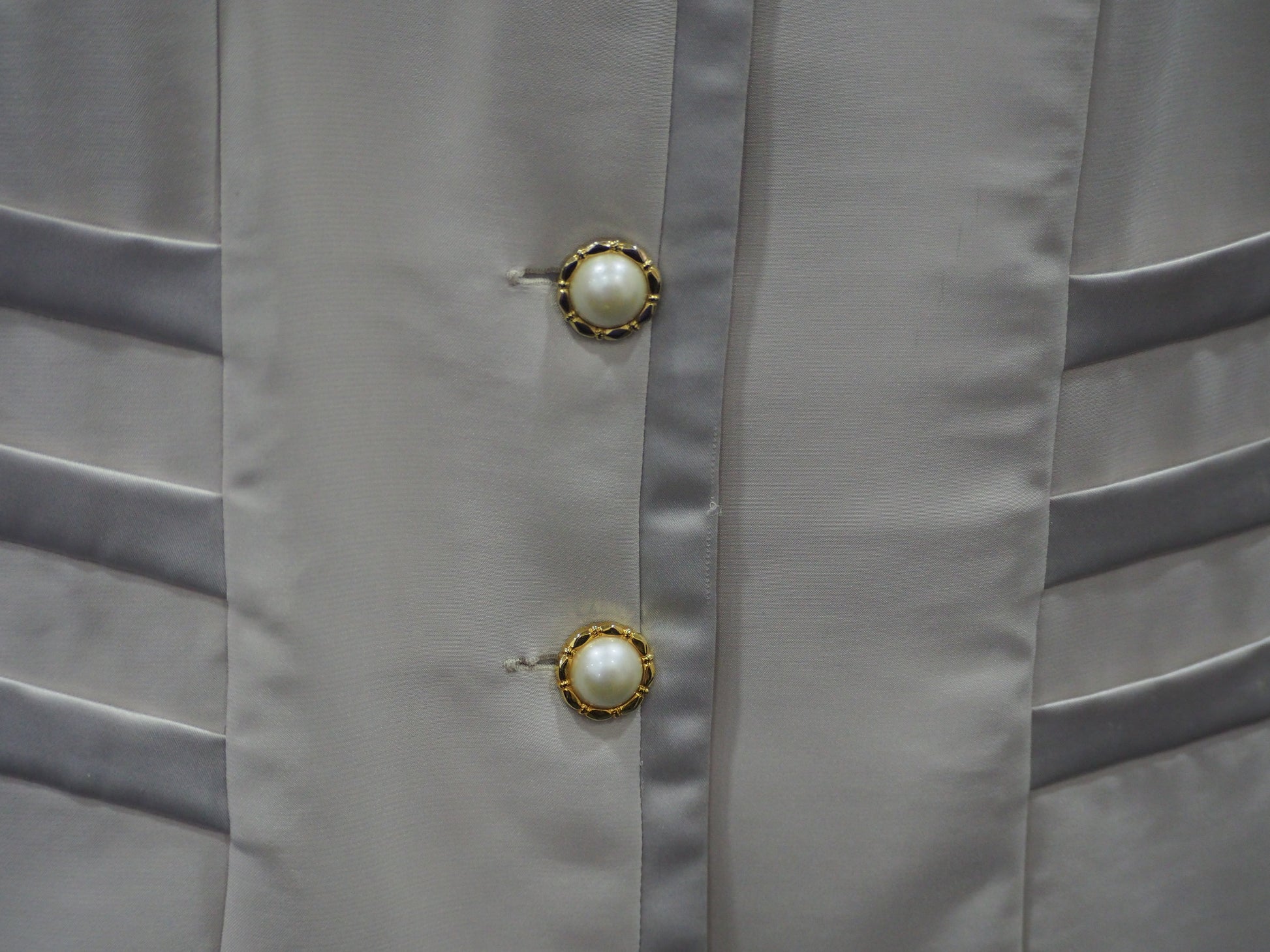 TRAJE SEÑORA CON FALDA DE COLOR BEIGE Y BOTONES DORADOS