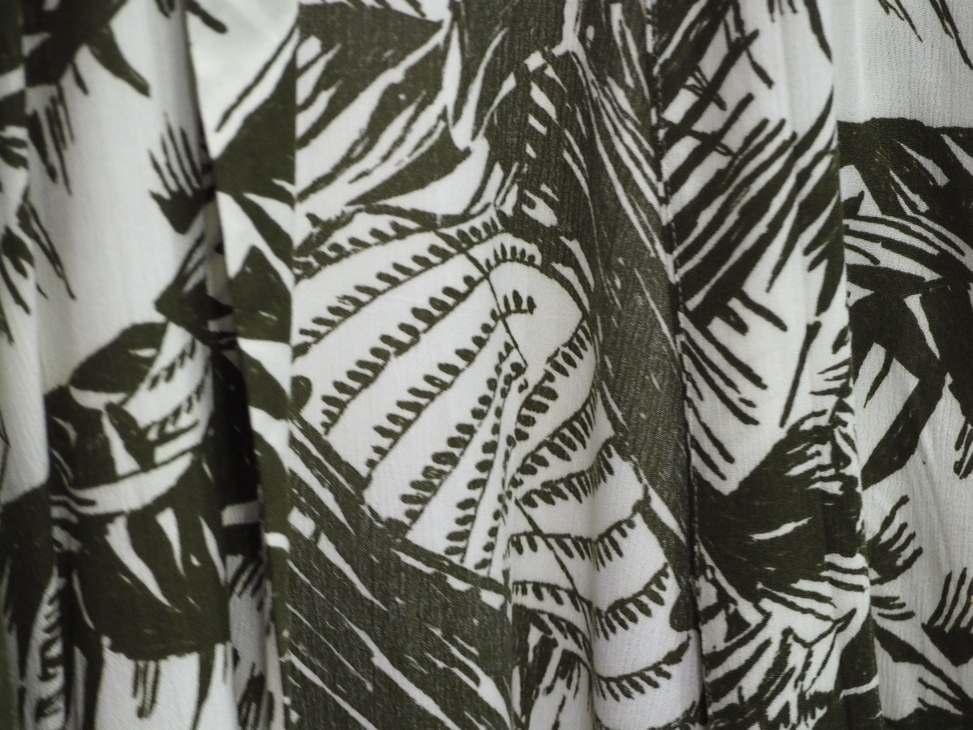 CHAQUETA SEÑORA CON DETALLES FLORALES BLANCA Y VERDE