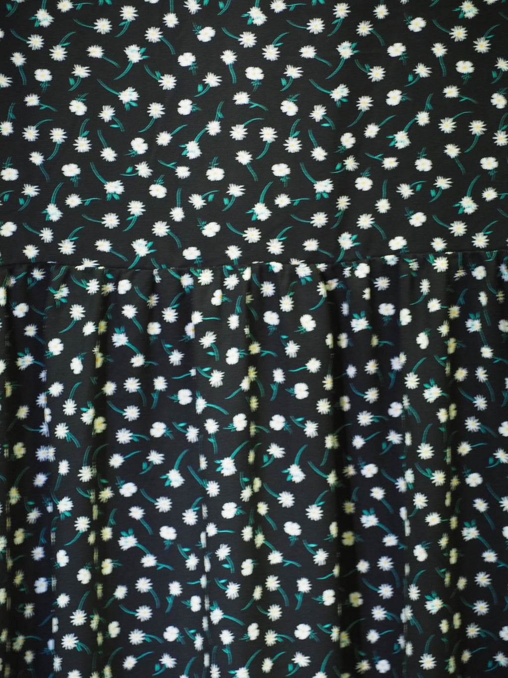 VESTIDO NEGRO MANGA CORTA CON ESTAMPADO FLORAL Y ABERTURA EN ESPALDA