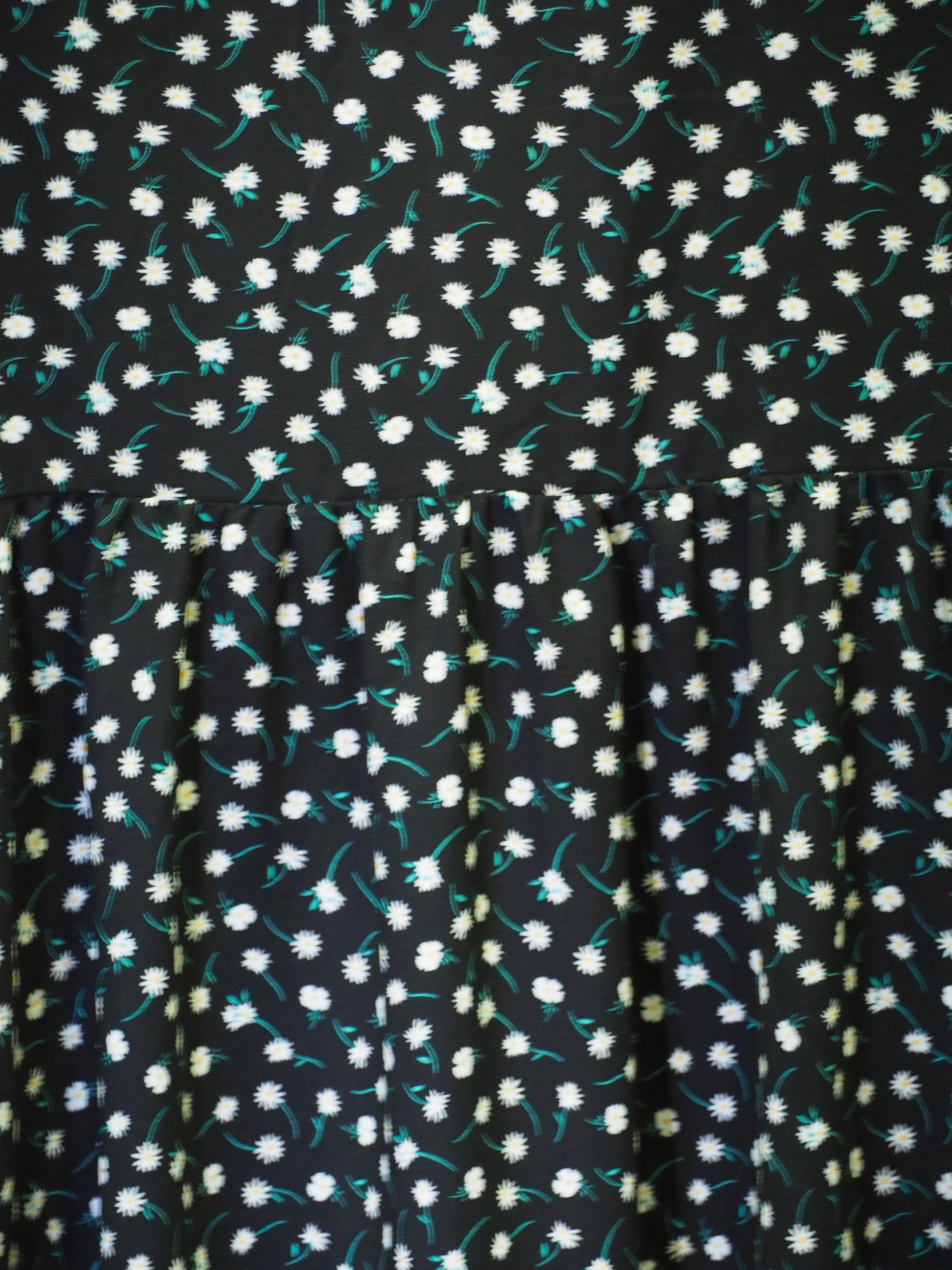 VESTIDO NEGRO MANGA CORTA CON ESTAMPADO FLORAL Y ABERTURA EN ESPALDA