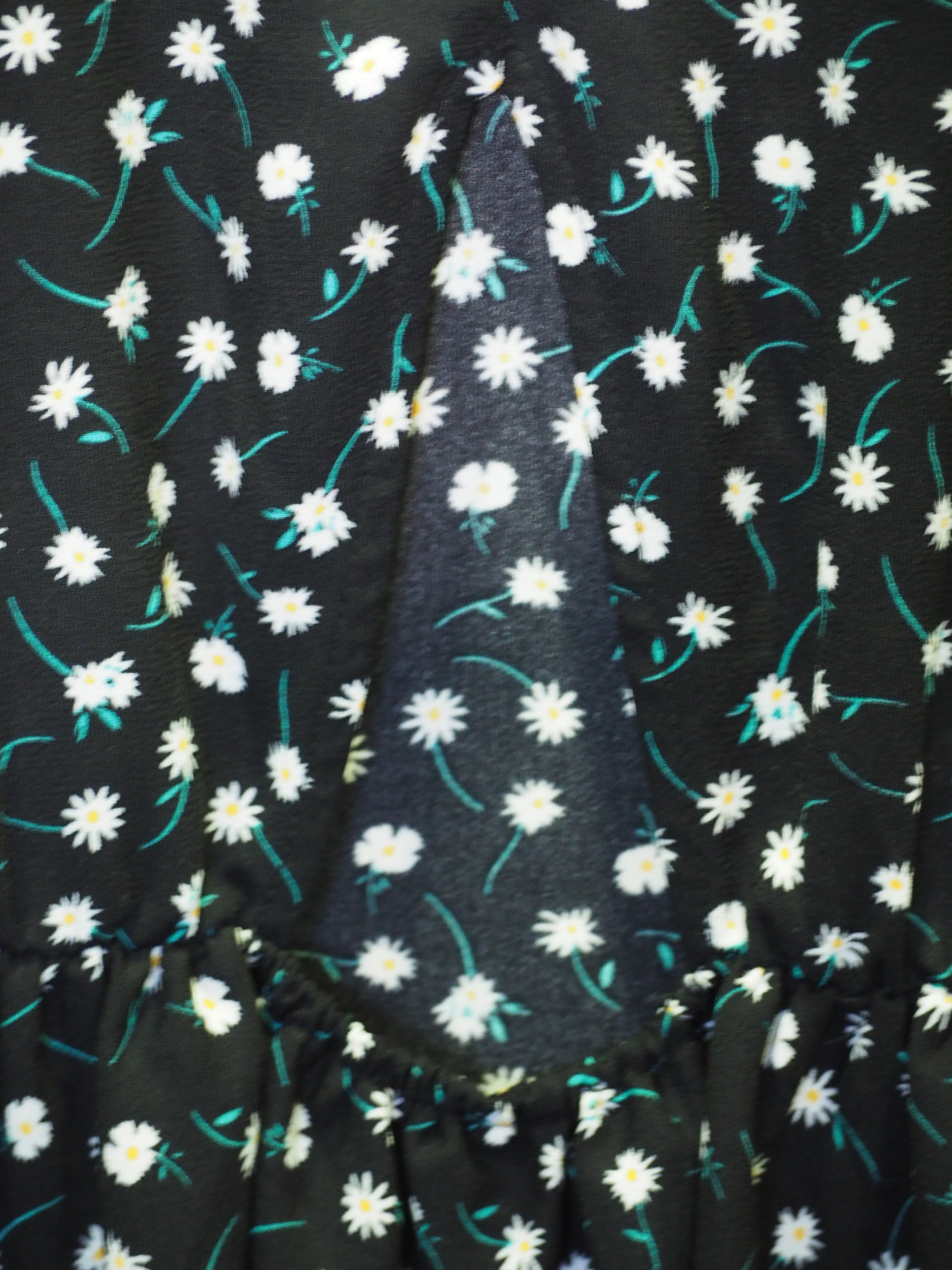 VESTIDO NEGRO MANGA CORTA CON ESTAMPADO FLORAL Y ABERTURA EN ESPALDA