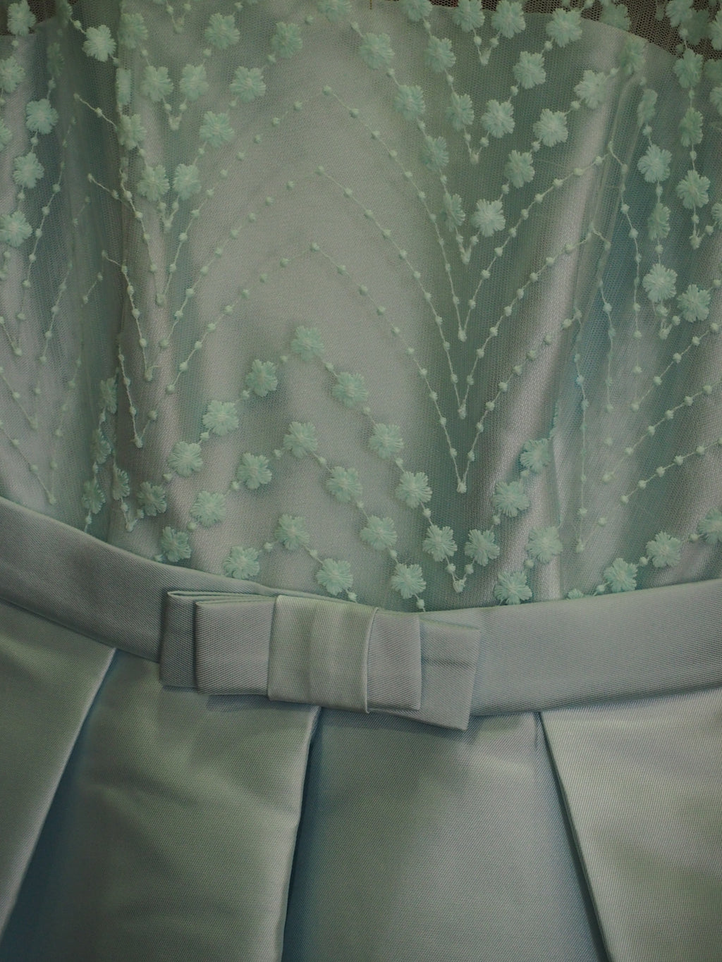 VESTIDO MIDI VERDE DE FIESTA SIN MANGAS Y TRANSPARENCIAS