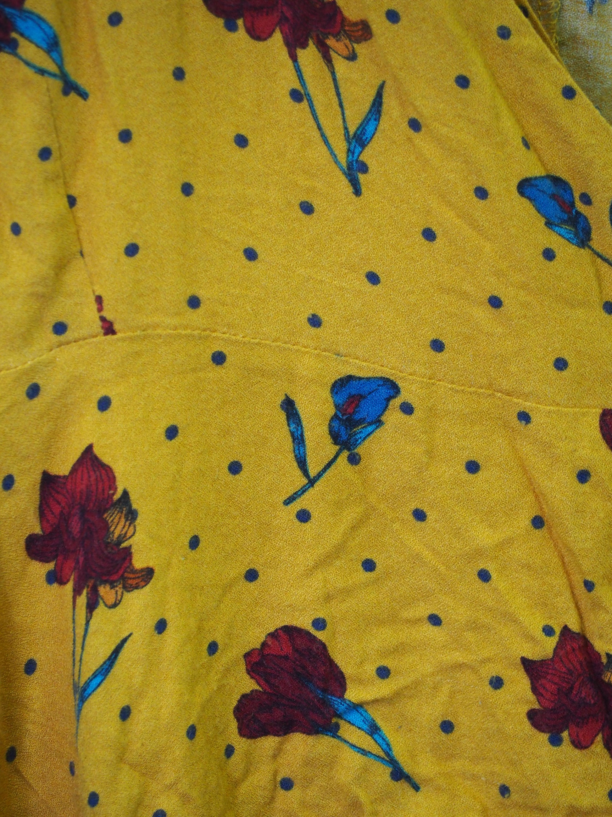 CAMISETA SEÑORA MANGA LARGA AMARILLA CON ESTAMPADO Y BOTONES