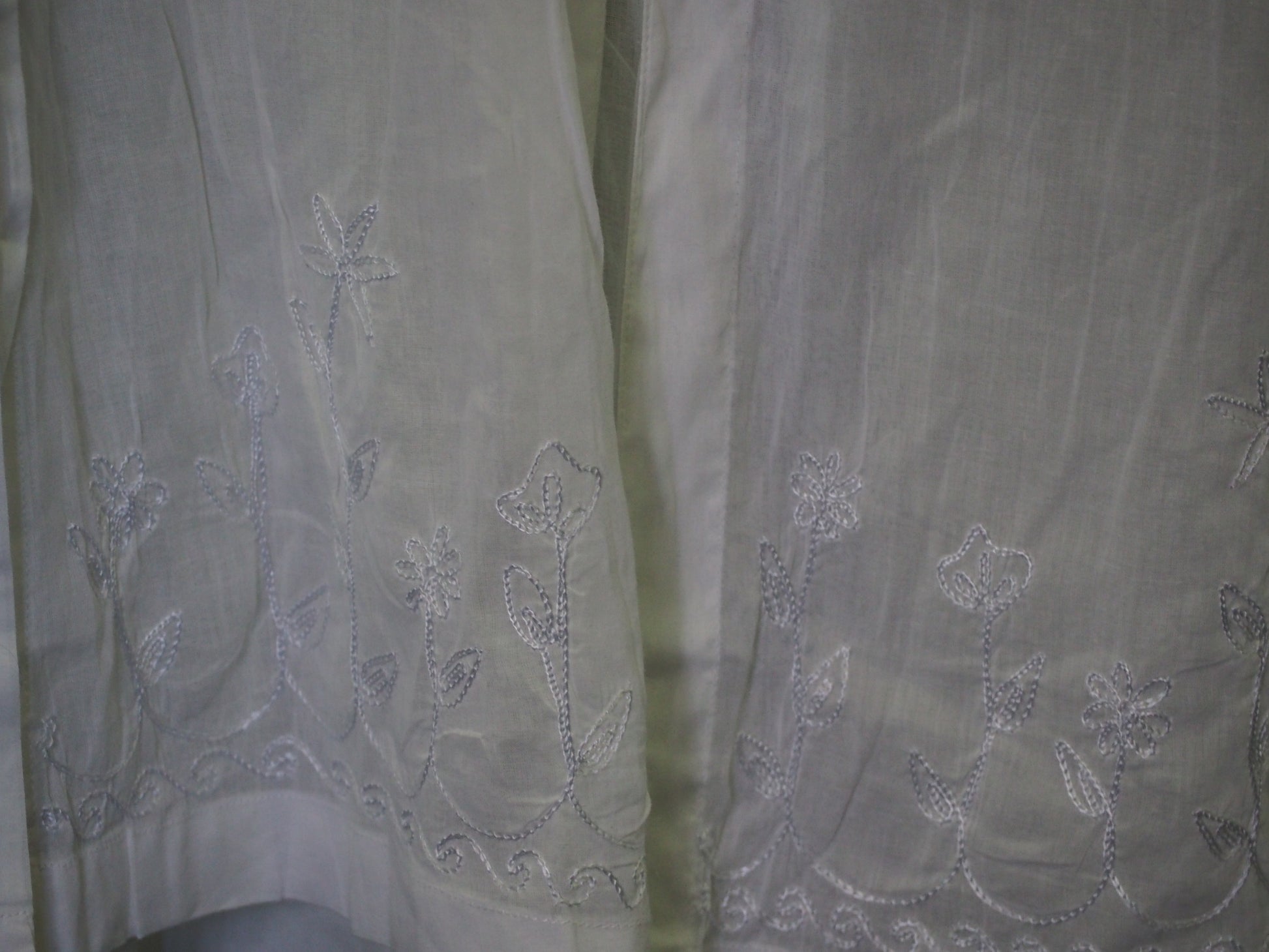 CAMISA SEÑORA LARGA CON MANGA LARGA BLANCA Y BOTONES