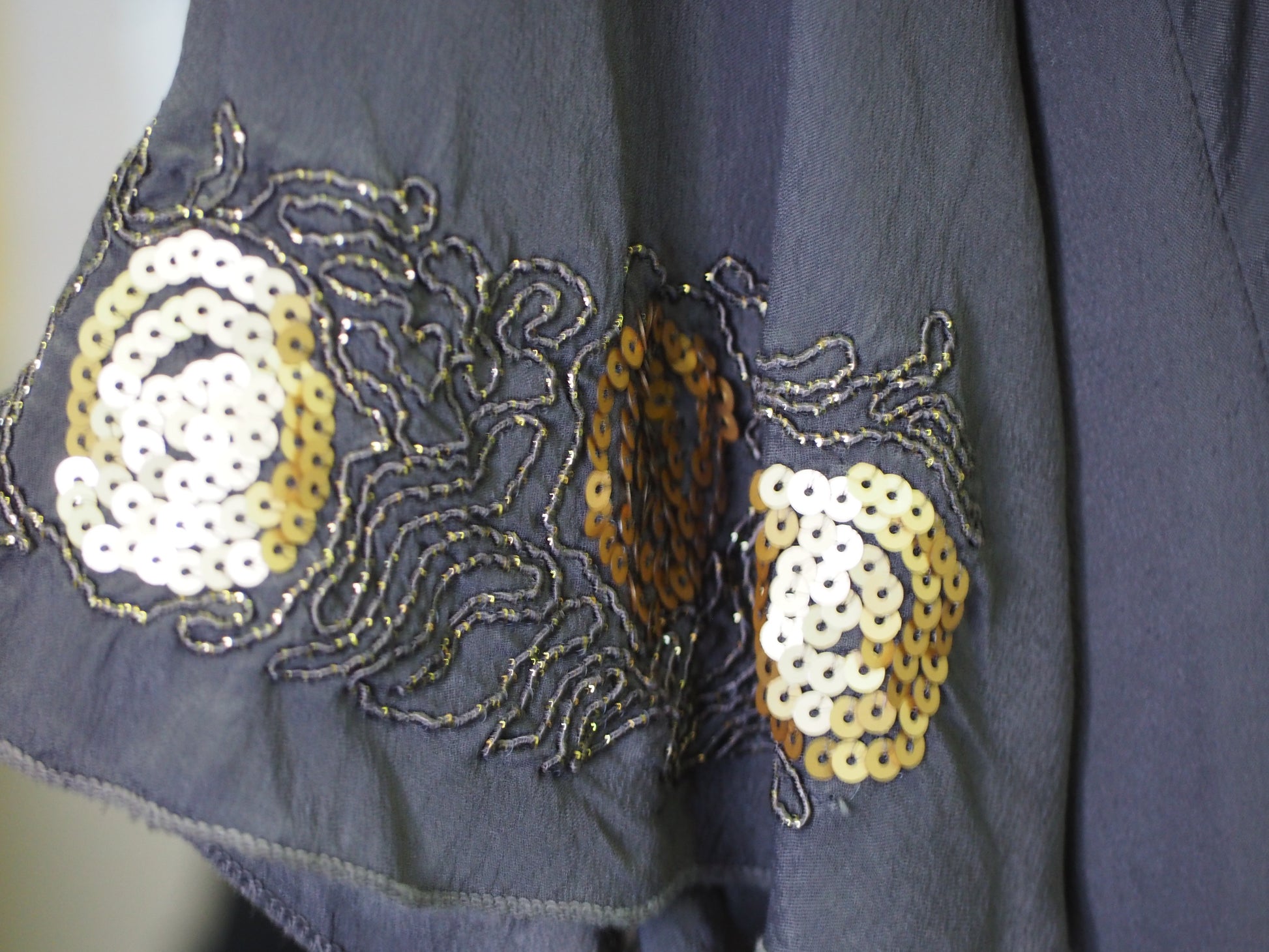 VESTIDO  MANGA FRANCESA GRIS CON DETALLES EN LENTEJUELAS