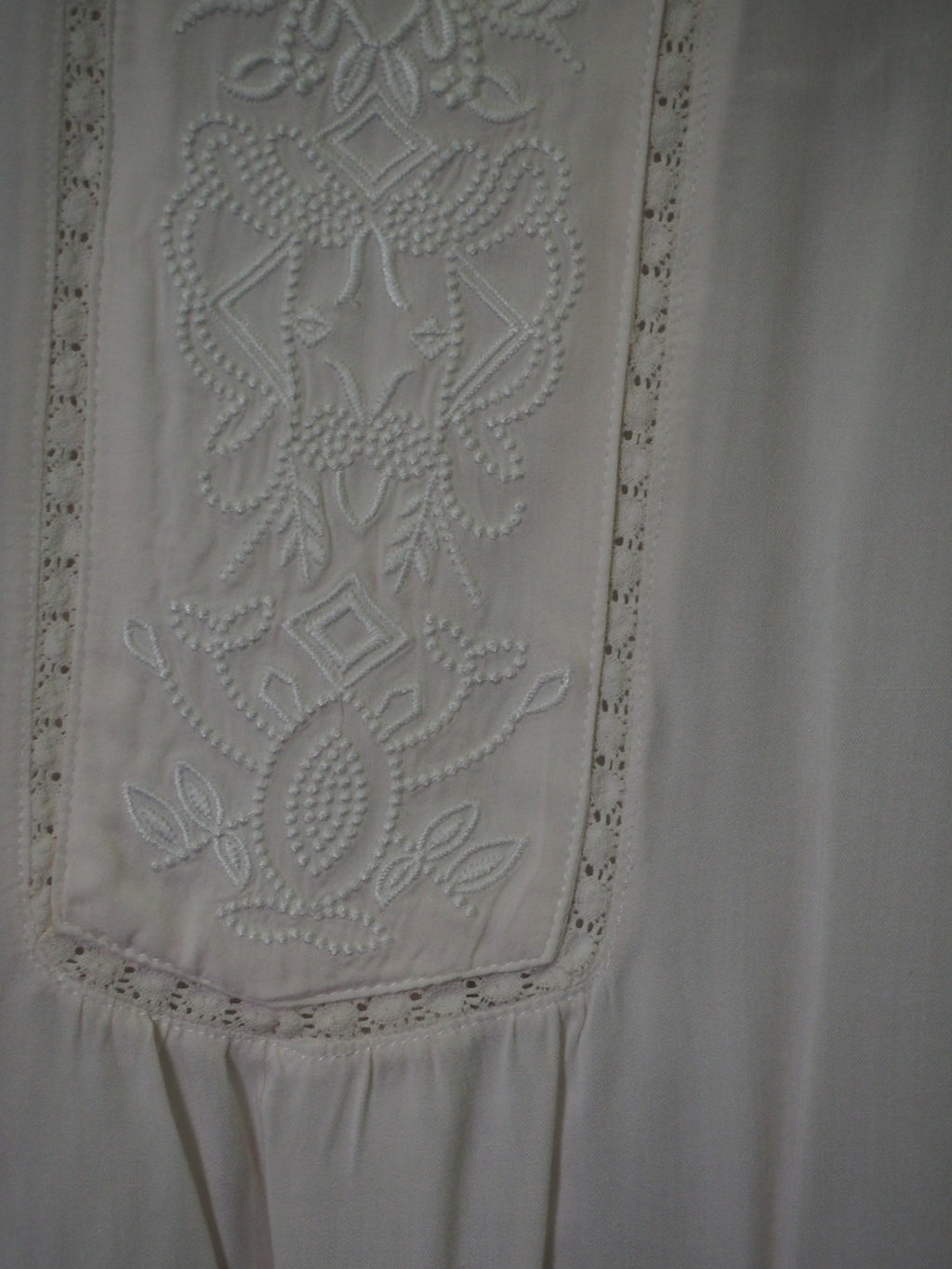 CAMISA SEÑORA MANGA LARGA BLANCA CON DETALLE BORDADO