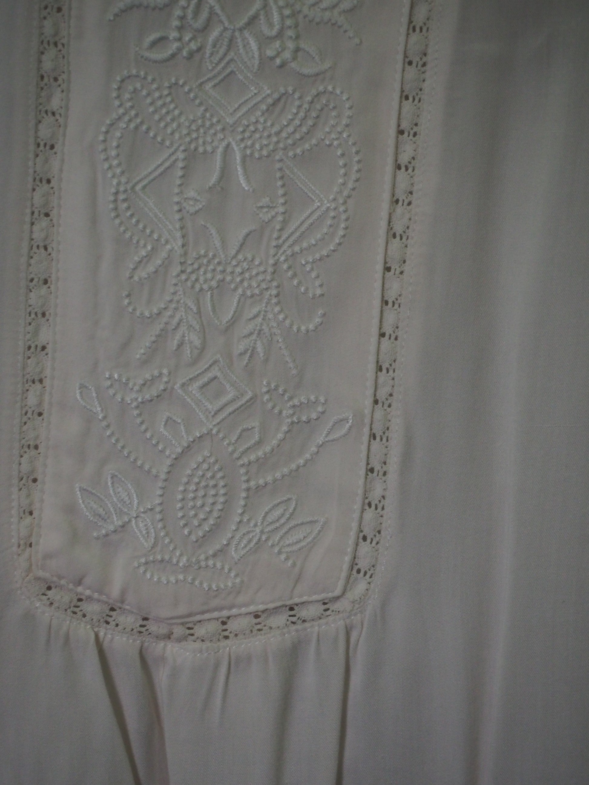 CAMISA SEÑORA MANGA LARGA BLANCA CON DETALLE BORDADO