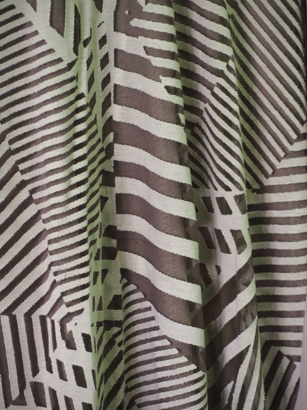 CAMISA SEÑORA MANGA LARGA MARRÓN CON DETALLES GEOMÉTRICOS