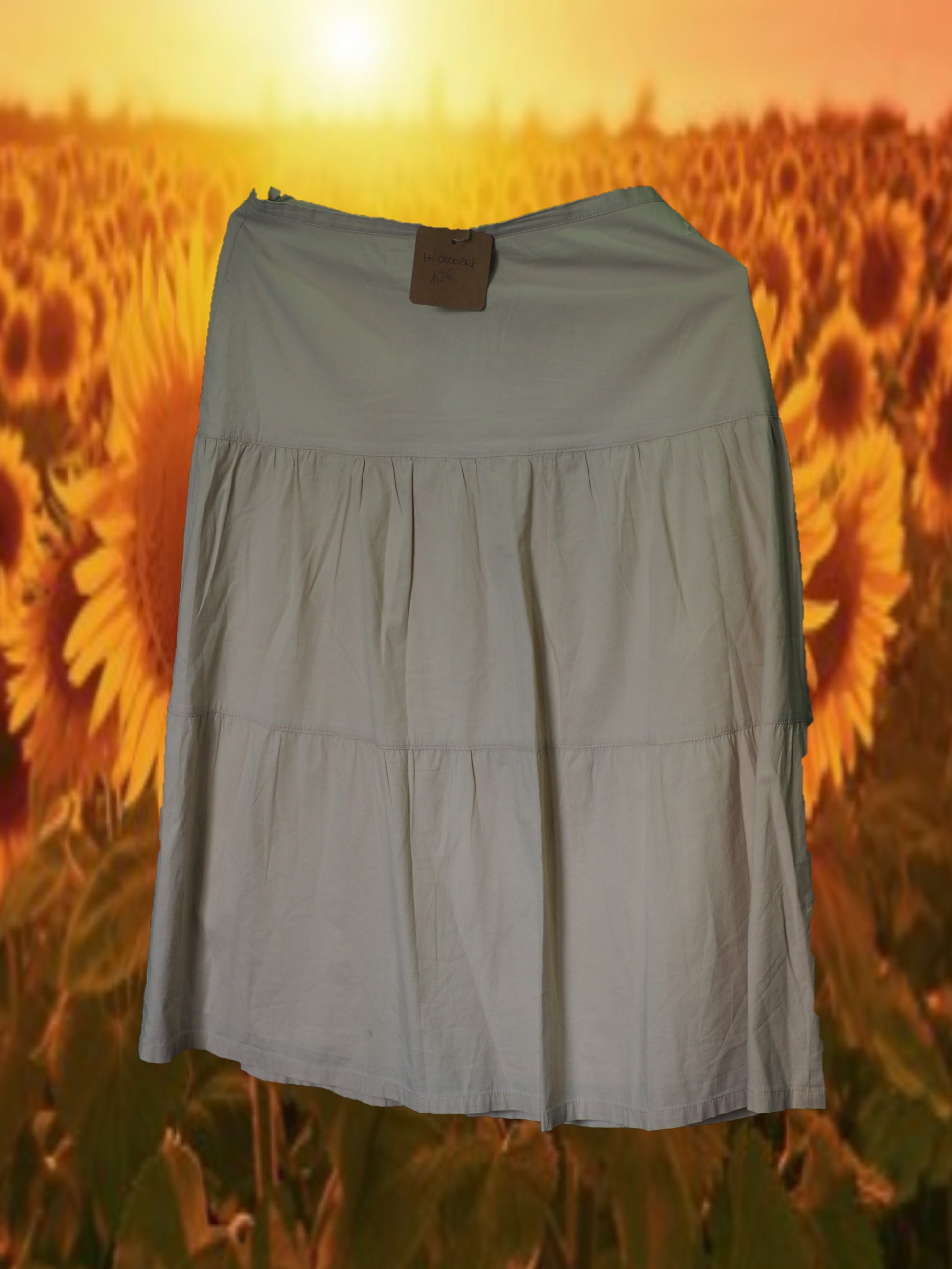 FALDA CORTA BEIGE CON VUELO