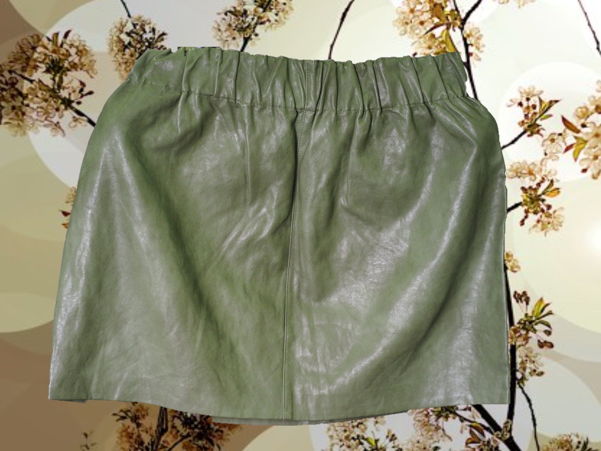 FALDA CORTA CUERO VERDE