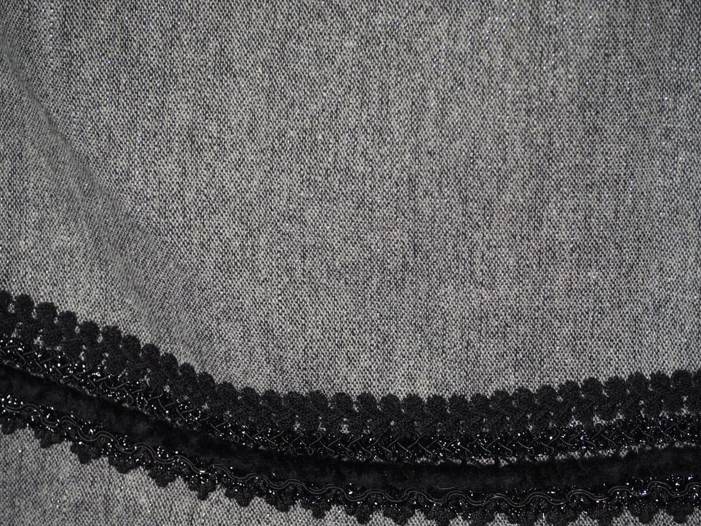 FALDA GRIS CON DETALLES DE LENTEJUELAS