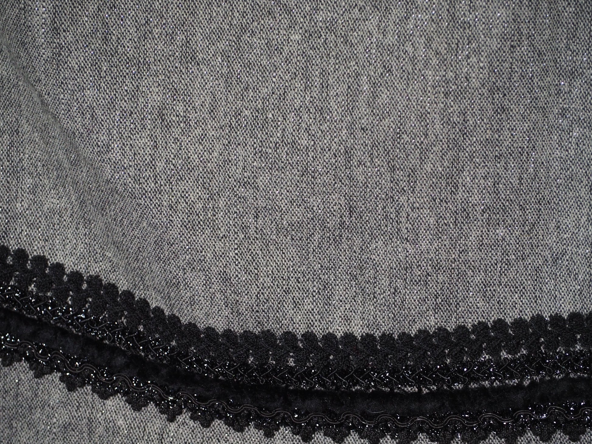 FALDA GRIS CON DETALLES DE LENTEJUELAS