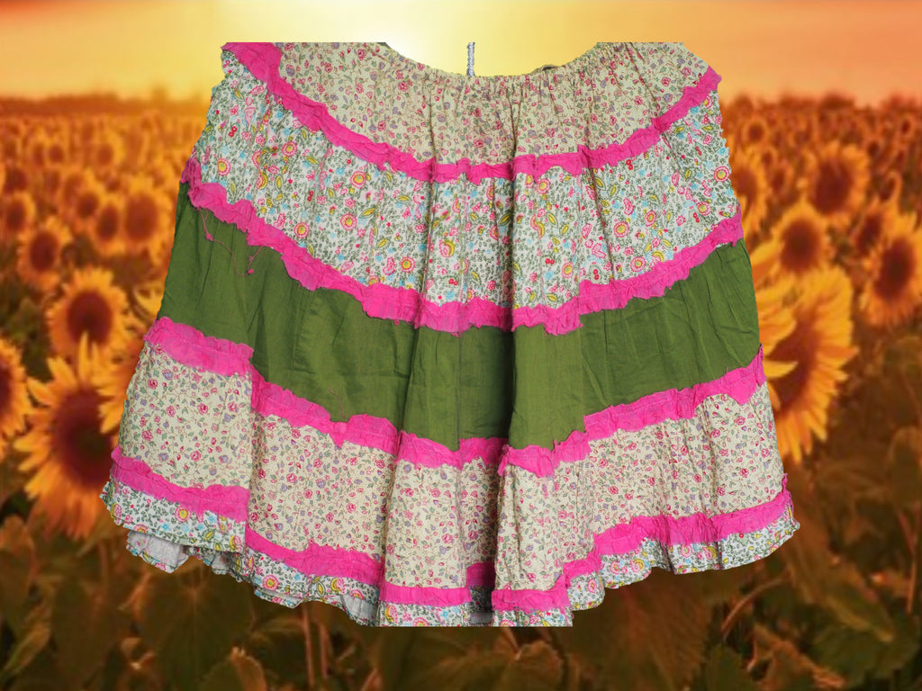 FALDA CORTA CON ESTAMPADO Y VUELO AMARILLA