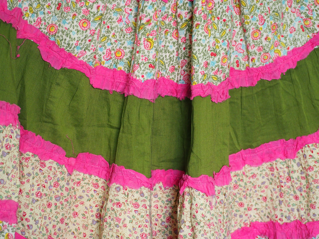 FALDA CORTA CON ESTAMPADO Y VUELO AMARILLA