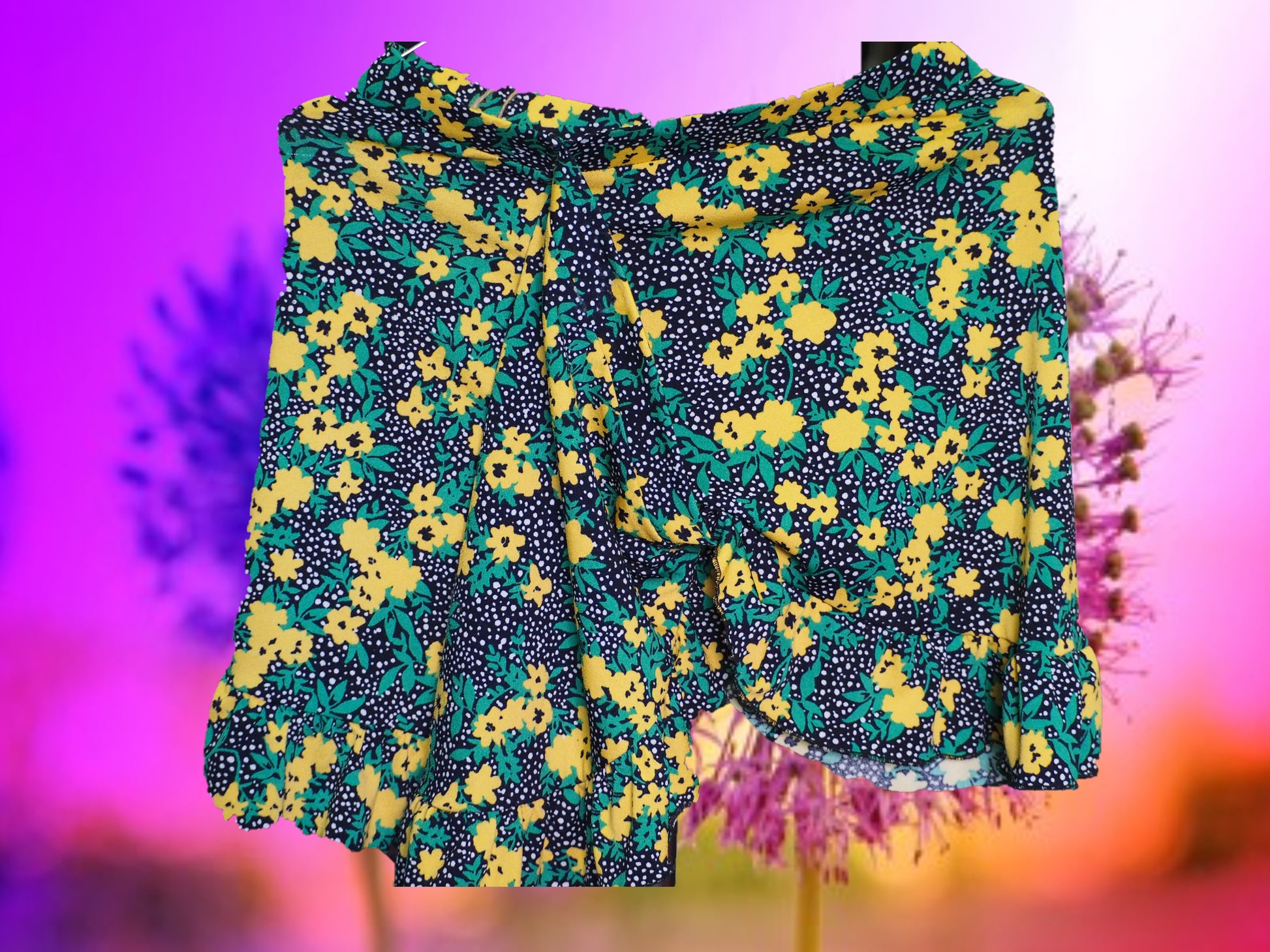 FALDA CORTA NEGRA CON ESTAMPADO