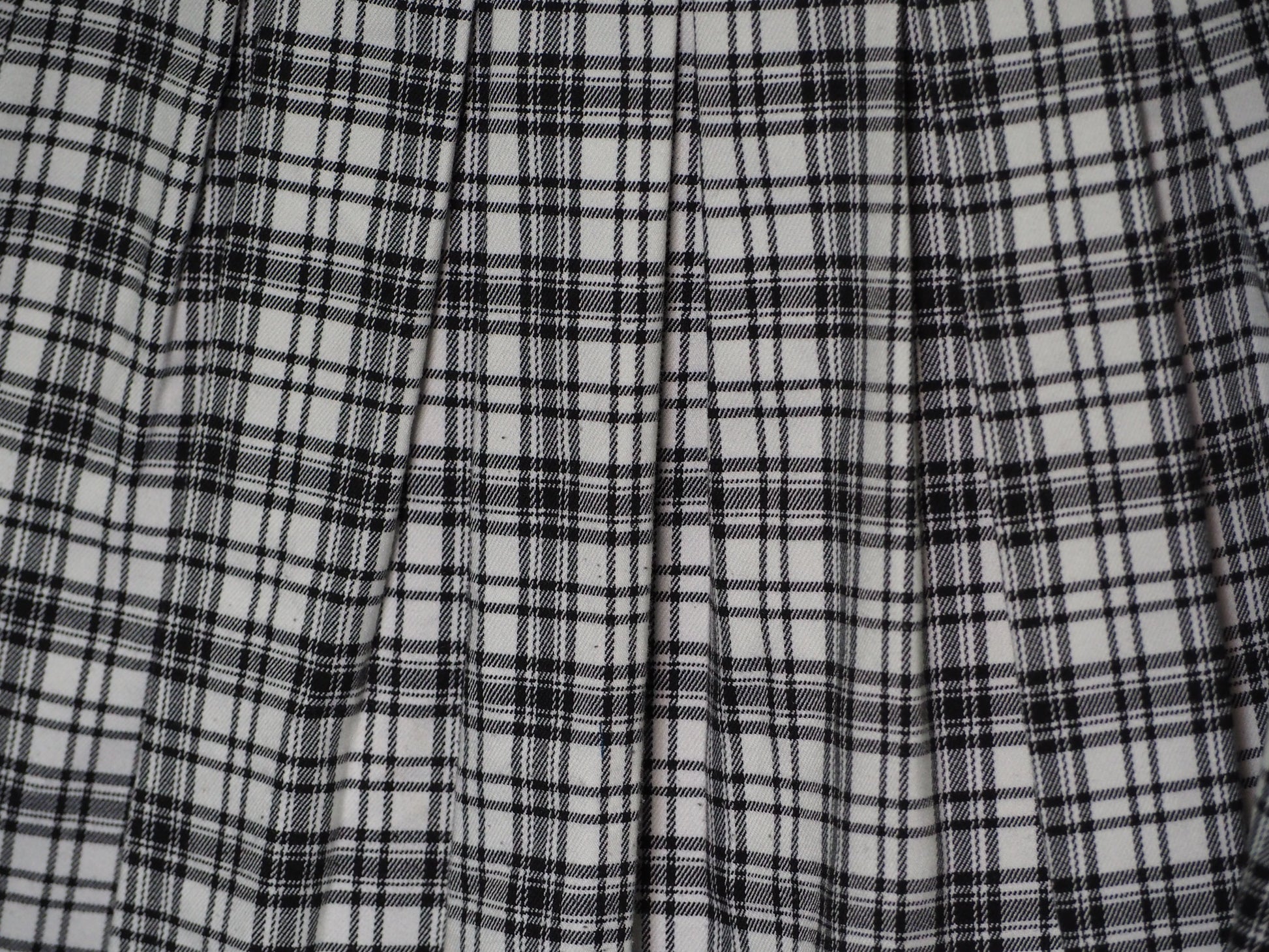 FALDA CORTA BLANCA DE CUADROS Y TABLILLAS