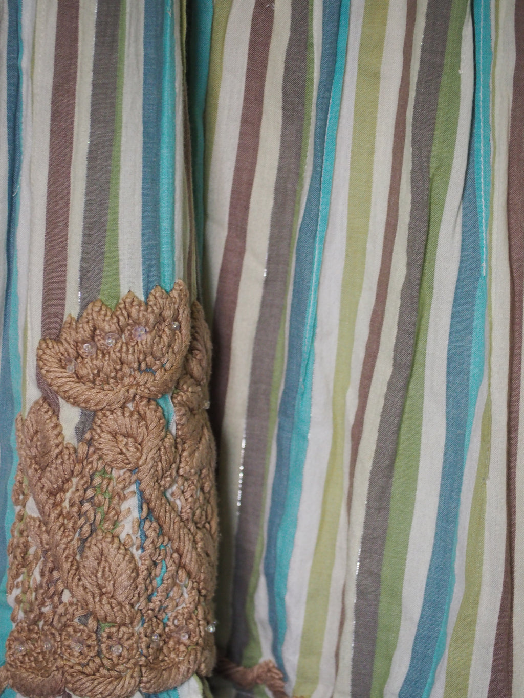 FALDA MIDI BEIGE CON ESTAMPADO , TABLILLAS Y VUELO