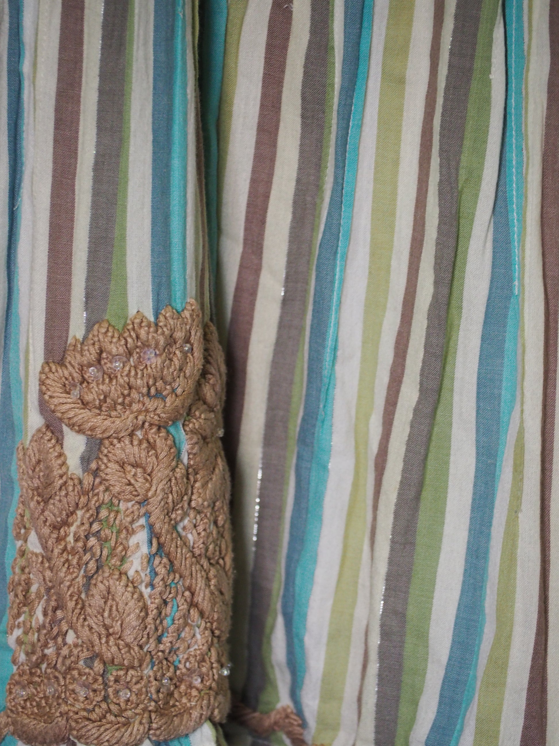 FALDA MIDI BEIGE CON ESTAMPADO , TABLILLAS Y VUELO