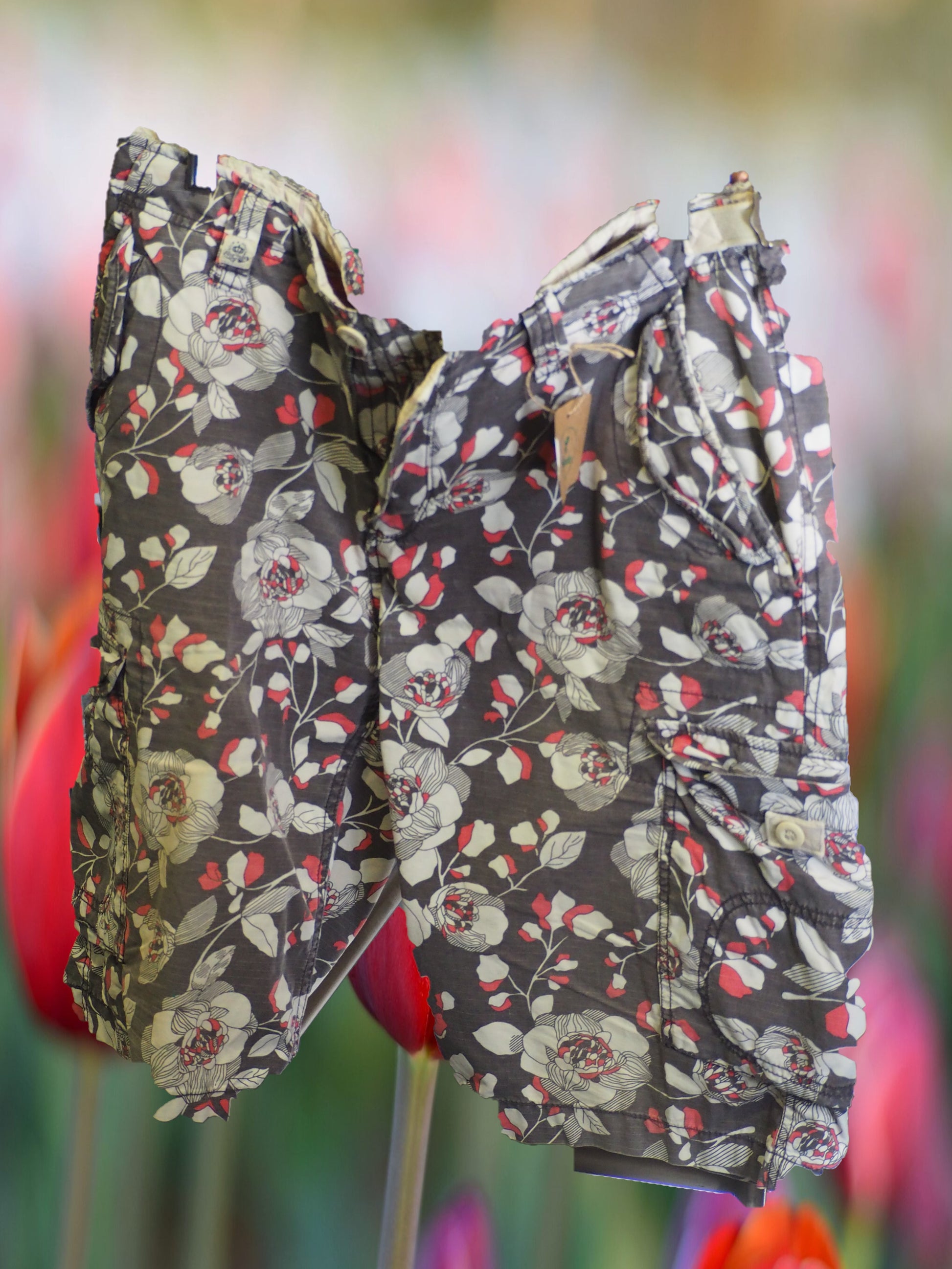 PANTALÓN CORTO CABALLERO MARRÓN CON ESTAMPADO FLORAL