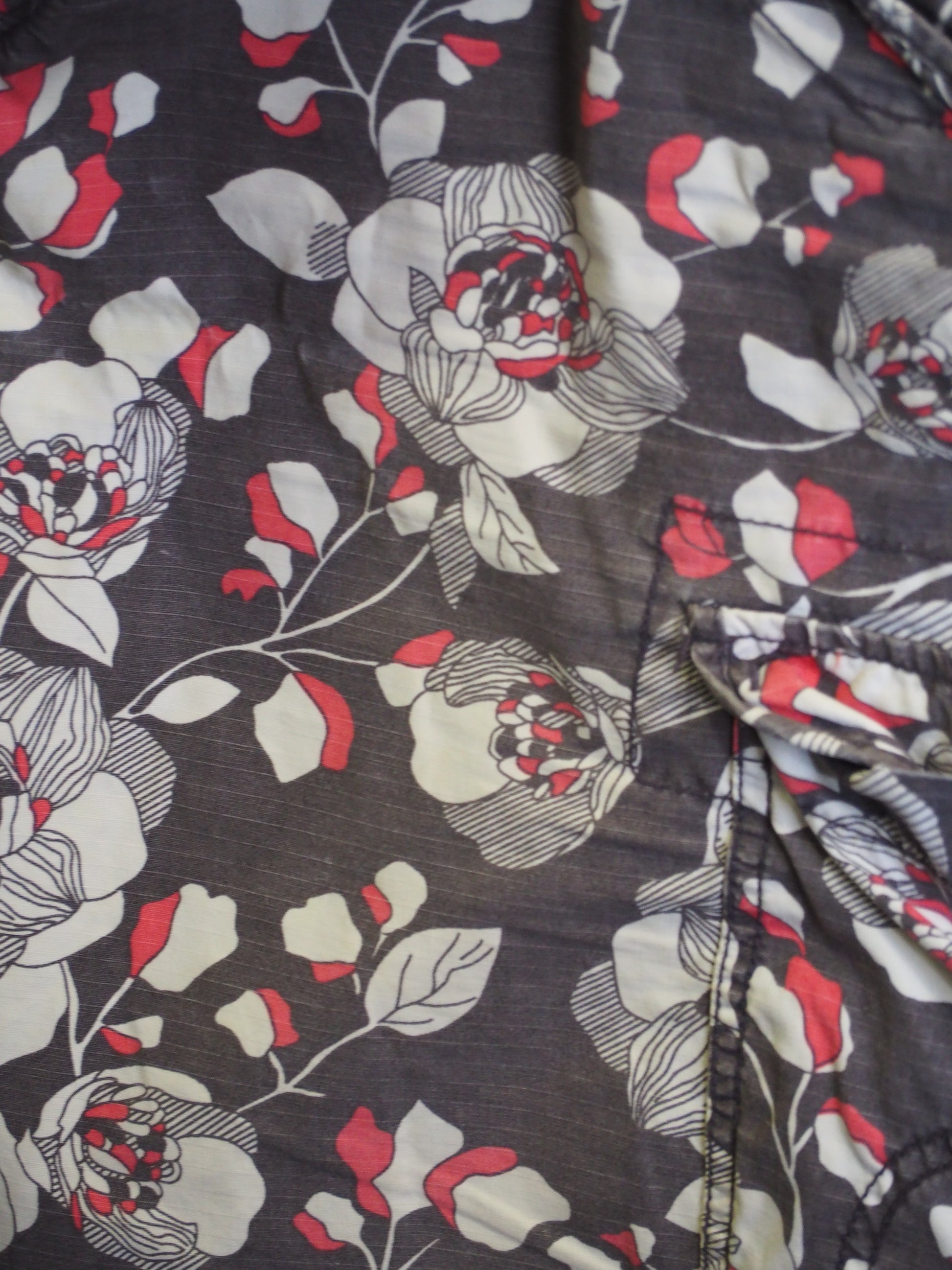 PANTALÓN CORTO CABALLERO MARRÓN CON ESTAMPADO FLORAL