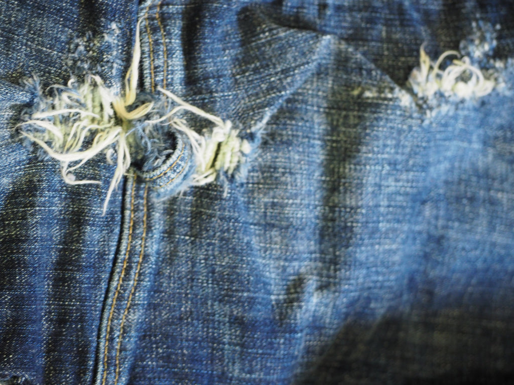 PANTALON VAQUERO HOMBRE CON DETALLES
