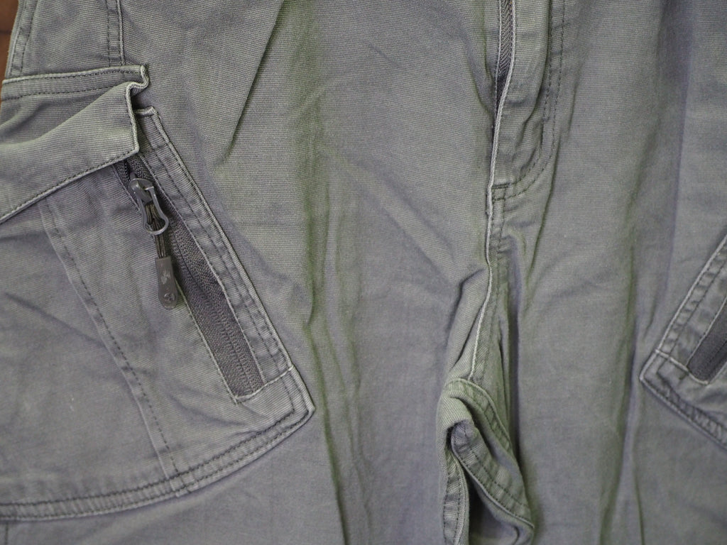 PANTALÓN HOMBRE GRIS MULTIBOLSILLOS