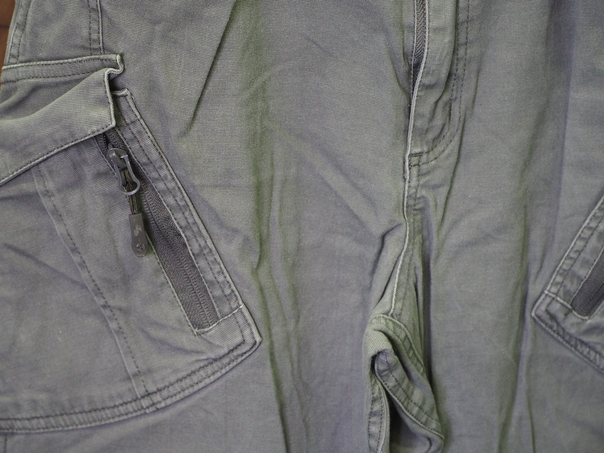 PANTALÓN HOMBRE GRIS MULTIBOLSILLOS