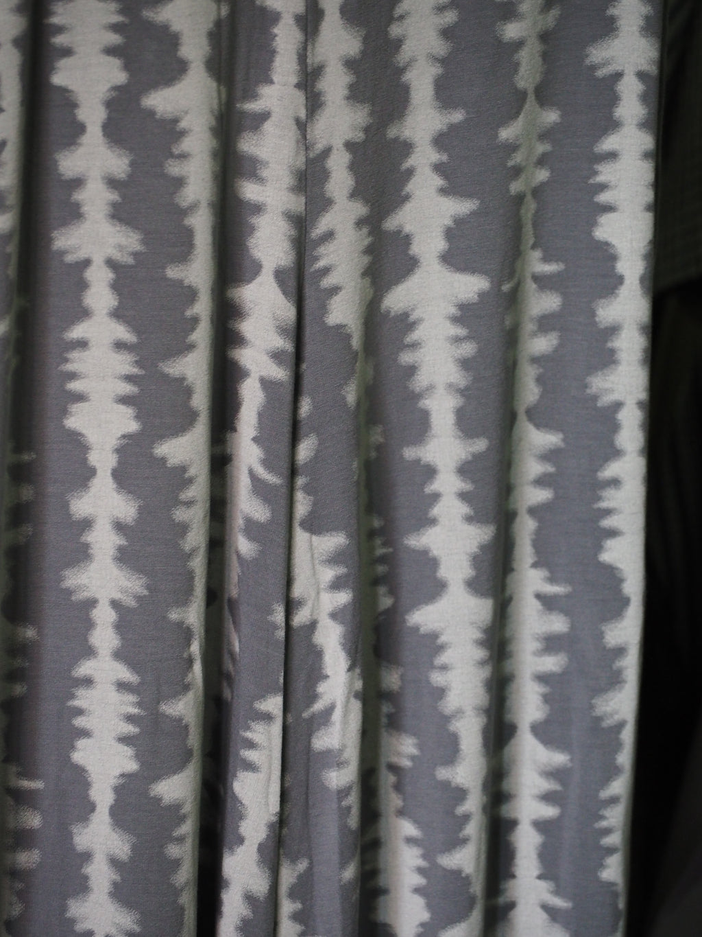 PANTALÓN MUJER DE TELA GRIS CON ESTAMPADO