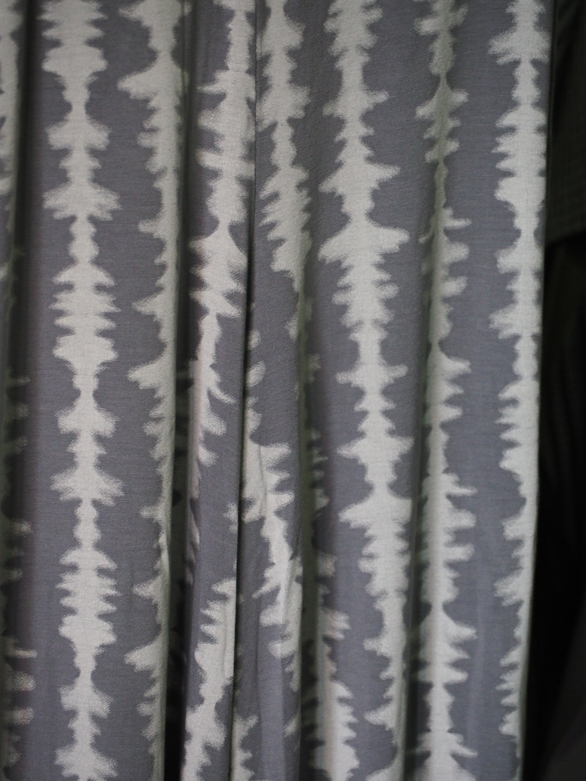 PANTALÓN MUJER DE TELA GRIS CON ESTAMPADO