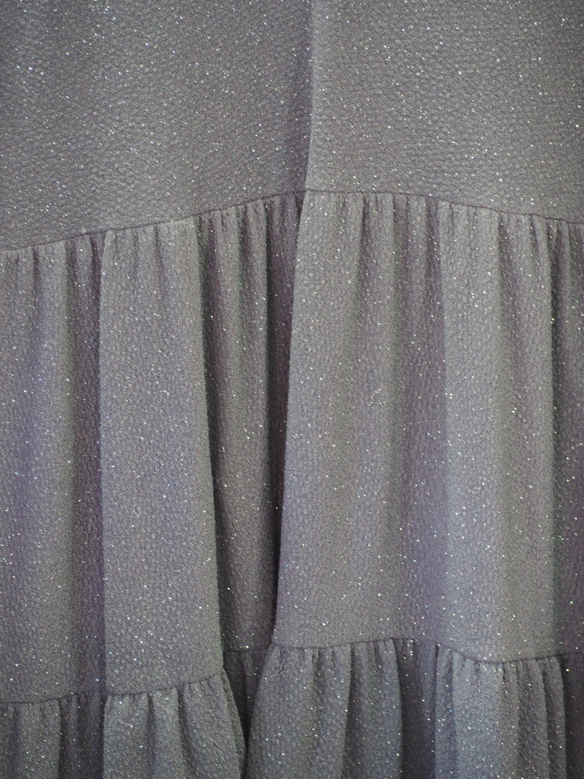 VESTIDO MIDI MORADO CON DETALLES DE BRILLOS MANGA LARGA