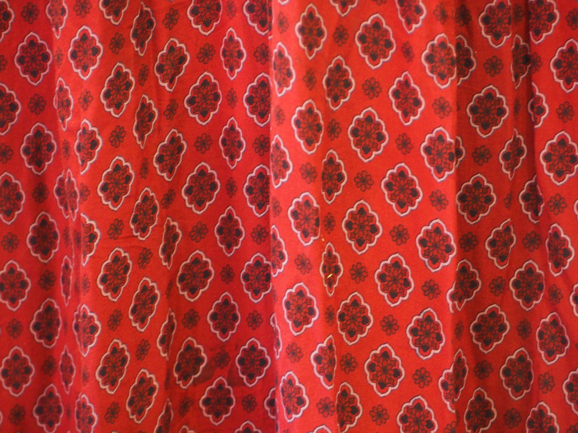 VESTIDO TIRANTES GRANATE CON ESTAMPADO