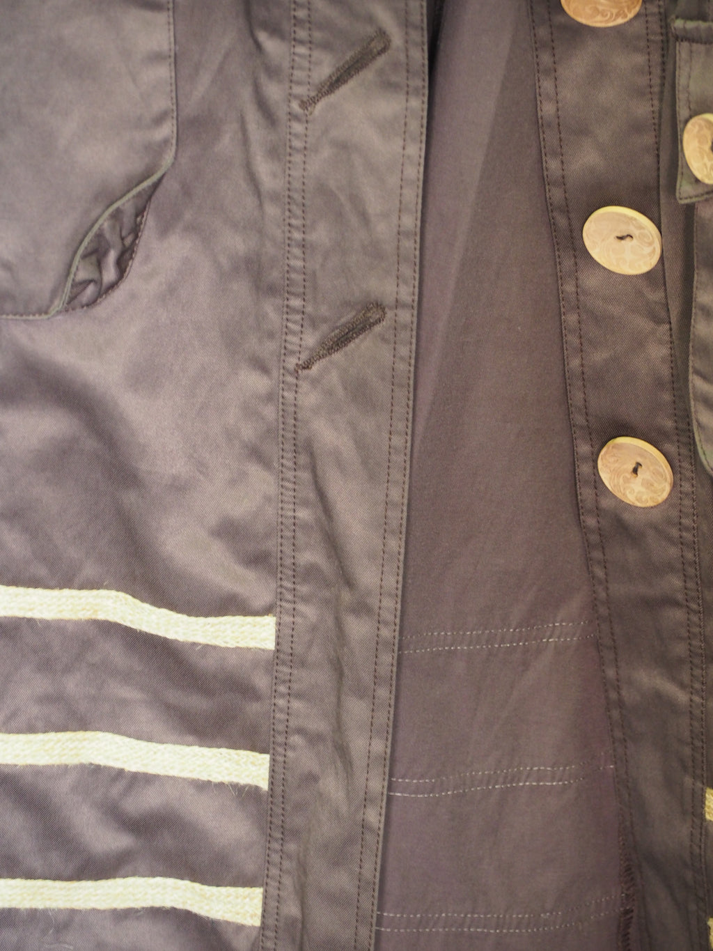 GABARDINA MUJER MARRON CHOCOLATE CON DETALLES BORDADOS Y CINTURÓN