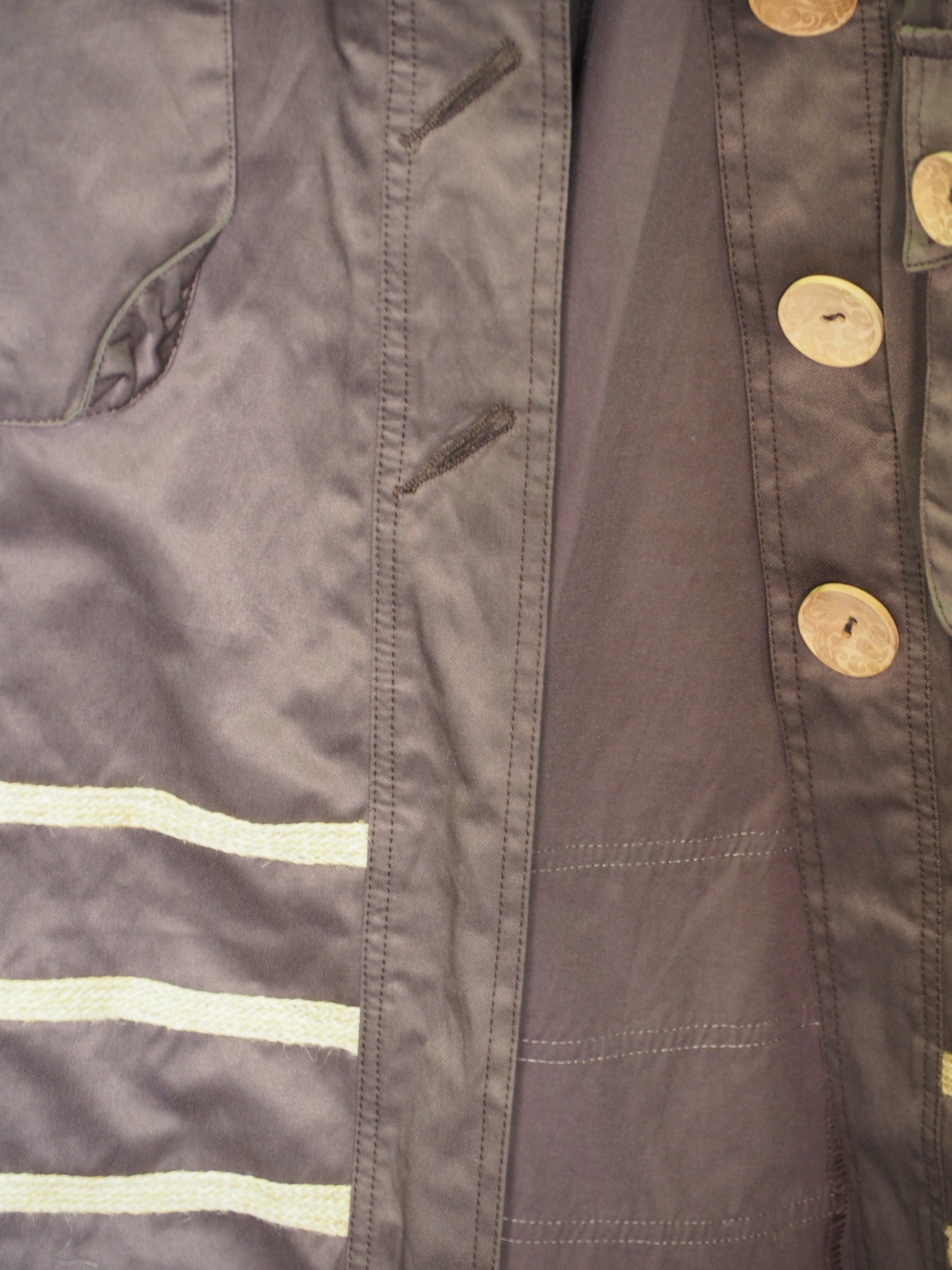 GABARDINA MUJER MARRON CHOCOLATE CON DETALLES BORDADOS Y CINTURÓN