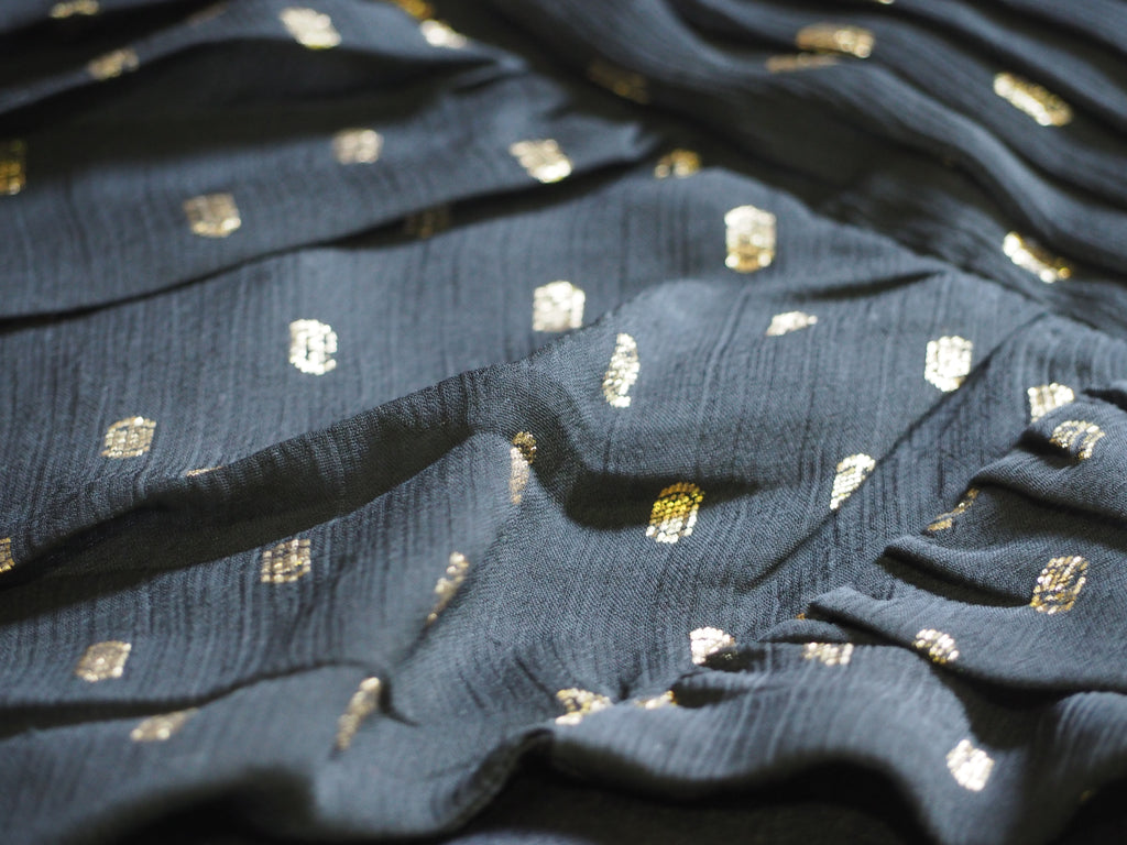 FALDA CORTA NEGRA CON ESTAMPADO DORADO