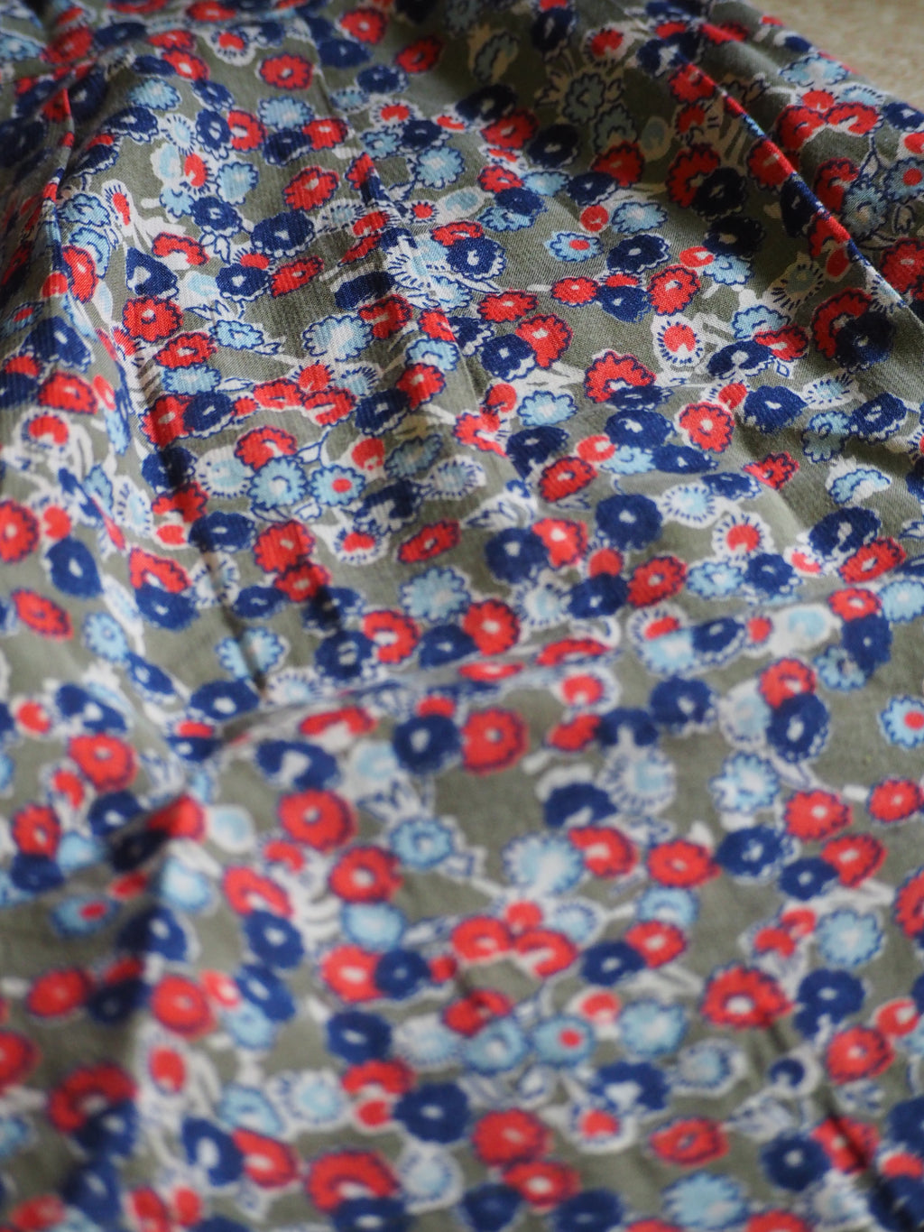 PANTALÓN CORTO VERDE CON ESTAMPADO FLORAL