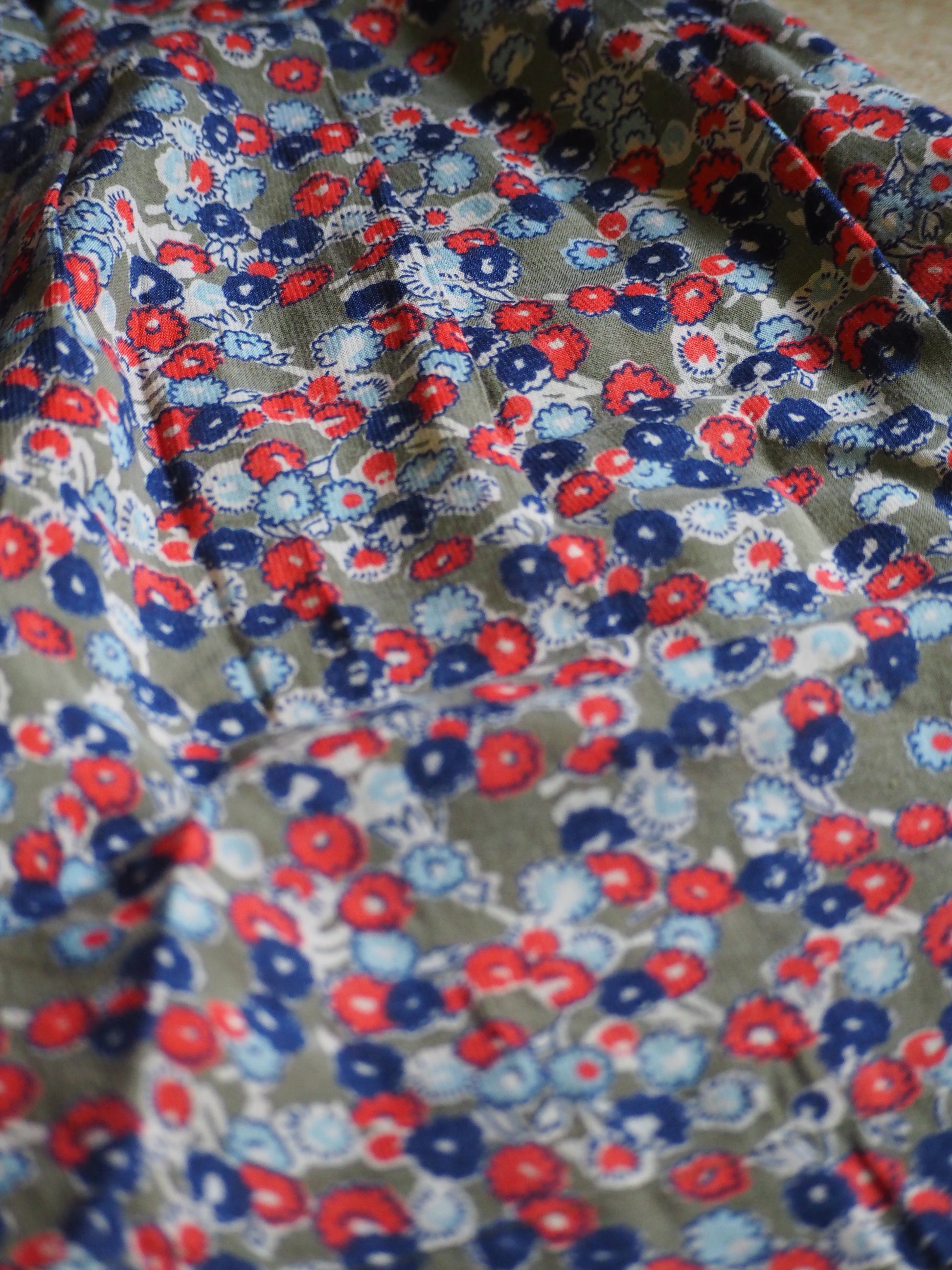 PANTALÓN CORTO VERDE CON ESTAMPADO FLORAL