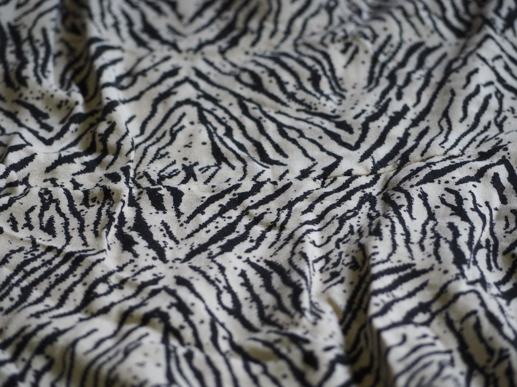 FALDA CORTA BLANCA CON ESTAMPADO PRINT