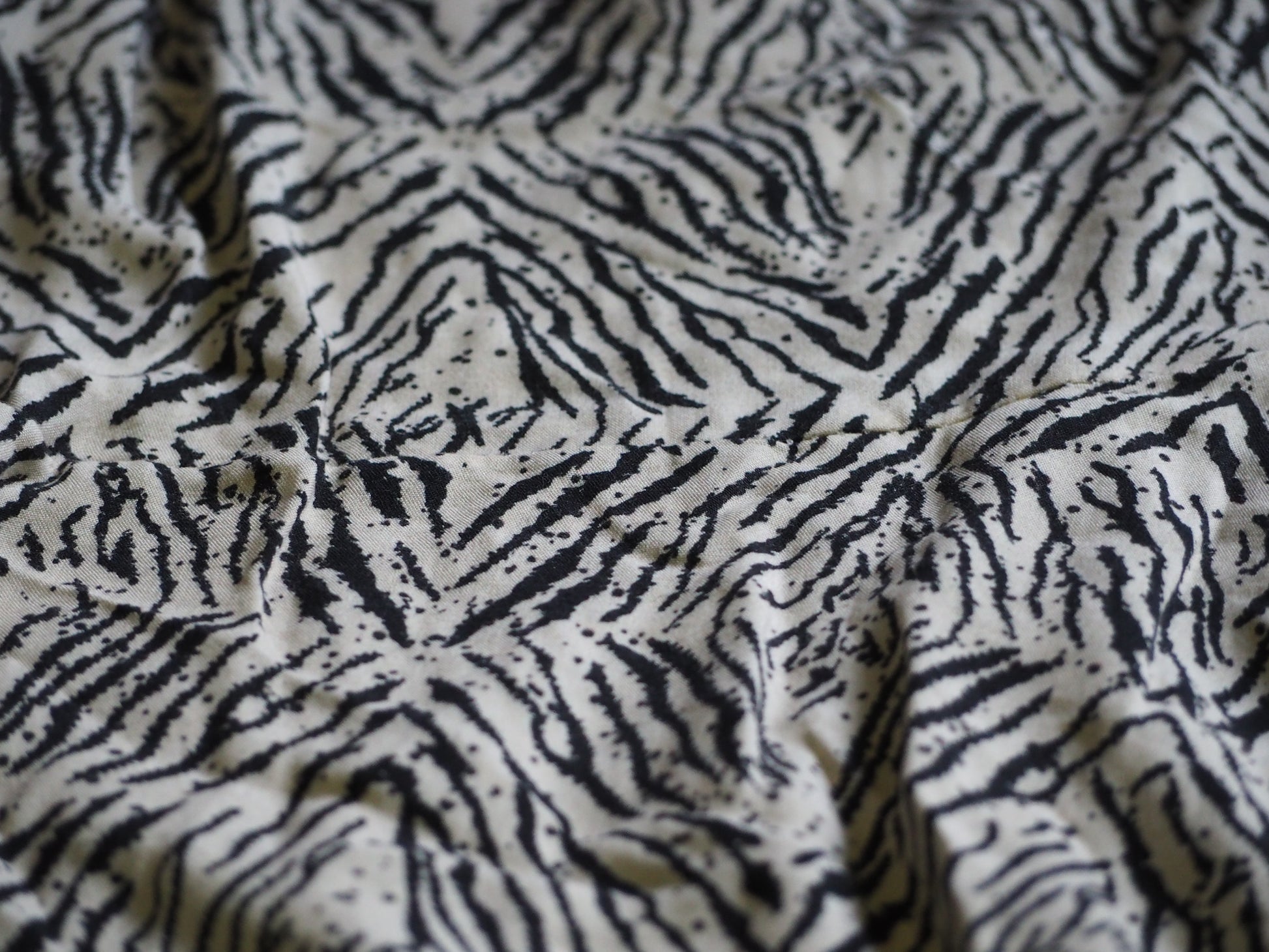 FALDA CORTA BLANCA CON ESTAMPADO PRINT