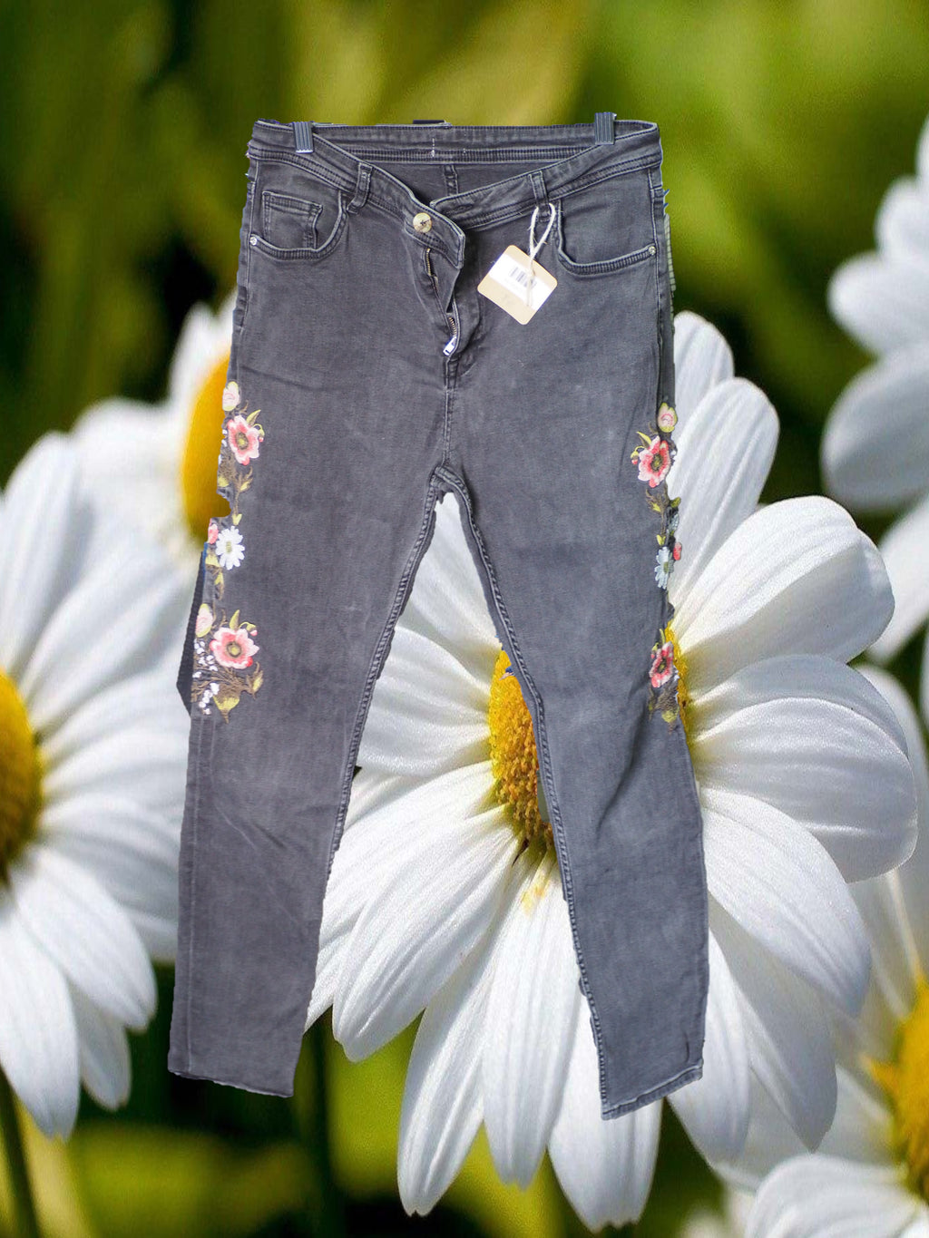 PANTALÓN MUJER VAQUERO GRIS CON BORDADO DE FLORES