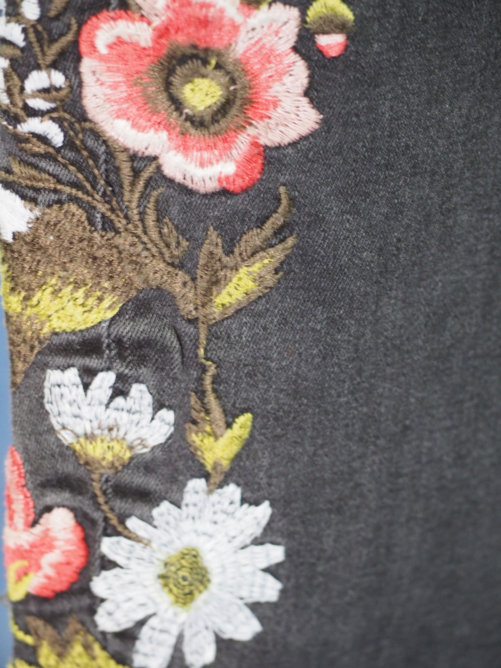 PANTALÓN MUJER VAQUERO GRIS CON BORDADO DE FLORES
