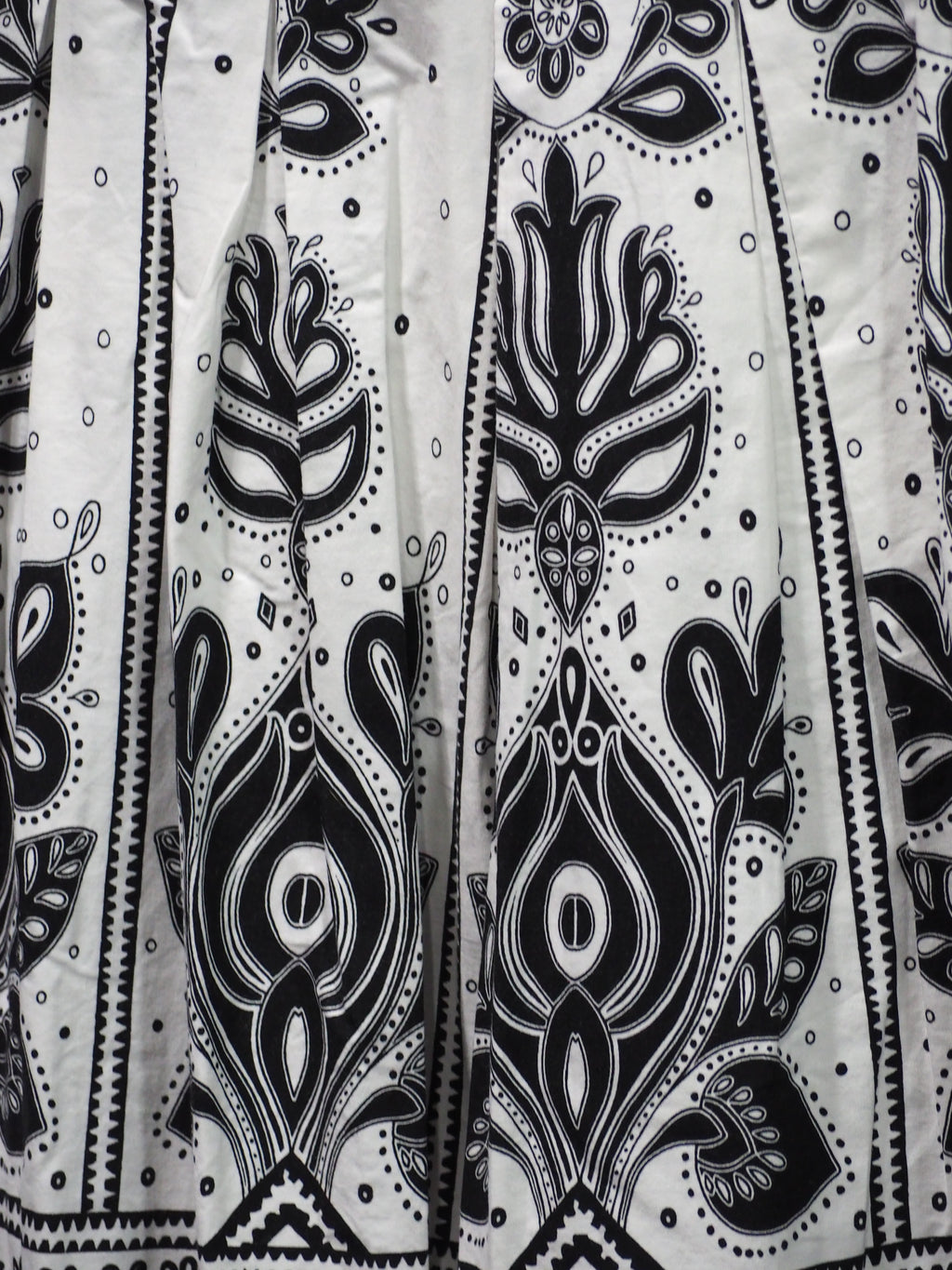 FALDA BLANCA MIDI CON ESTAMPADO NEGRO